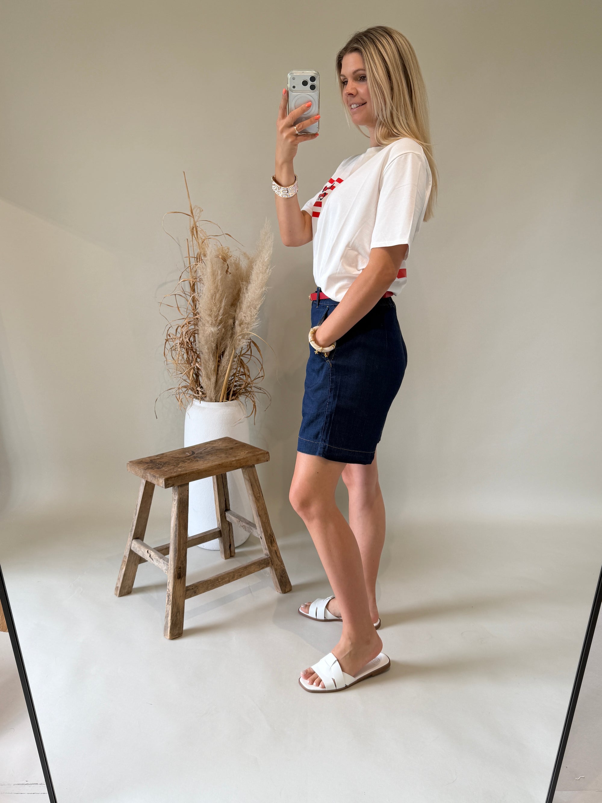T - Shirt in Weiß mit Aufdruck in Dunkelblau und Rot