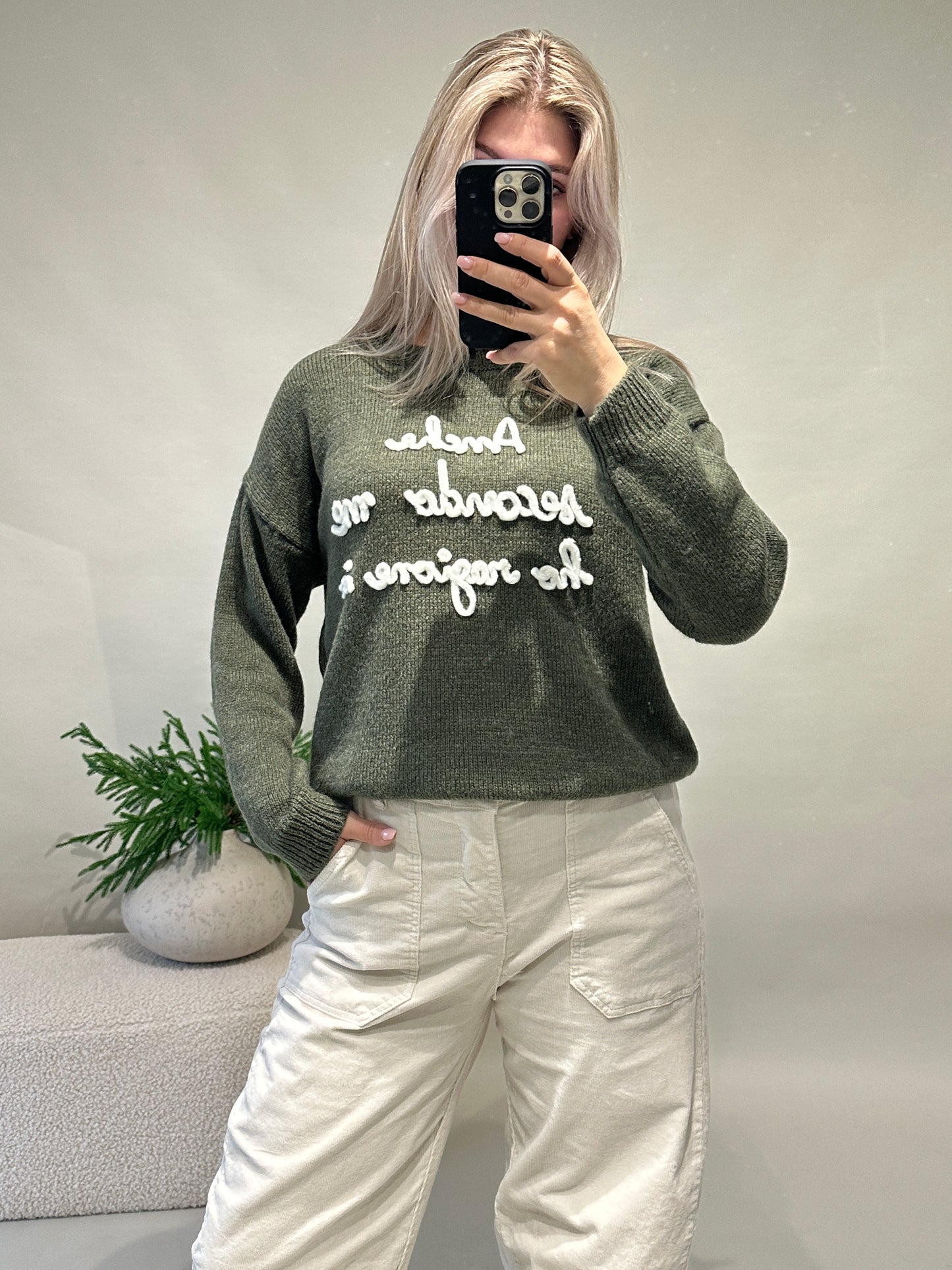 pullover in olivgrün mit aufschrift in wollweiß