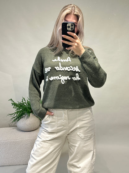 Pullover in Olivgrün mit Aufschrift in Wollweiß