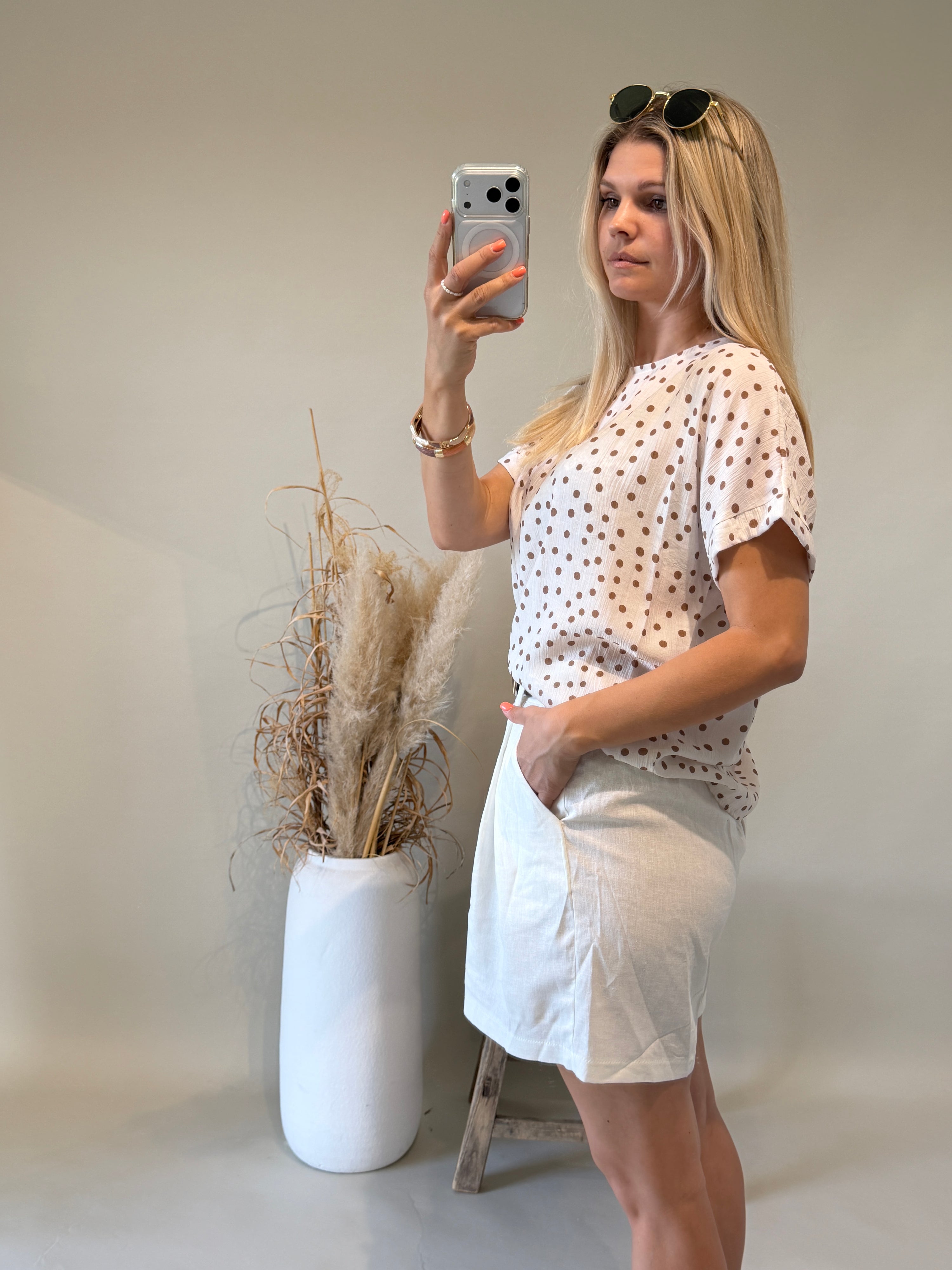 Bluse in Wollweiß mit Braunen Punkten hinten zum Binden