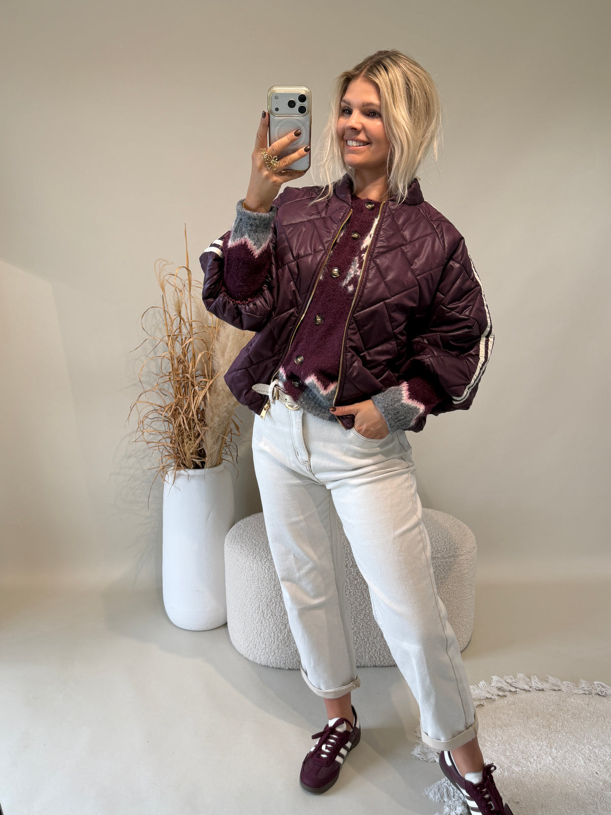 Strickjacke in Burgundy mit Muster in Wollweiß / Grau / Rosa
