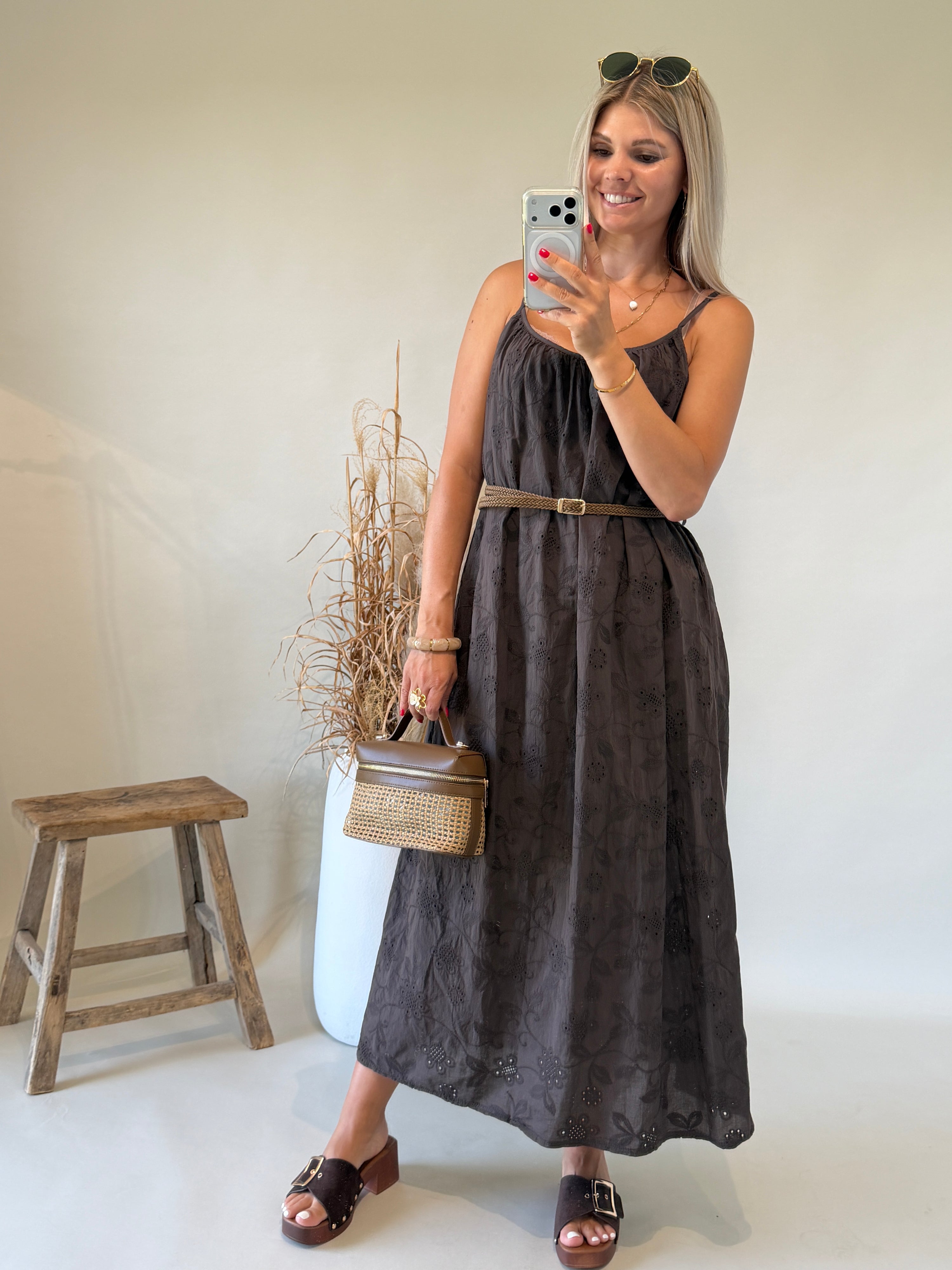 Kleid in Schokobraun mit Bohospitze und Gürtel