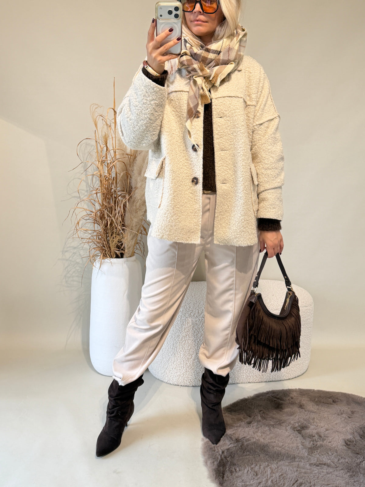 Jacke in Sand mit Kragen und großen Taschen