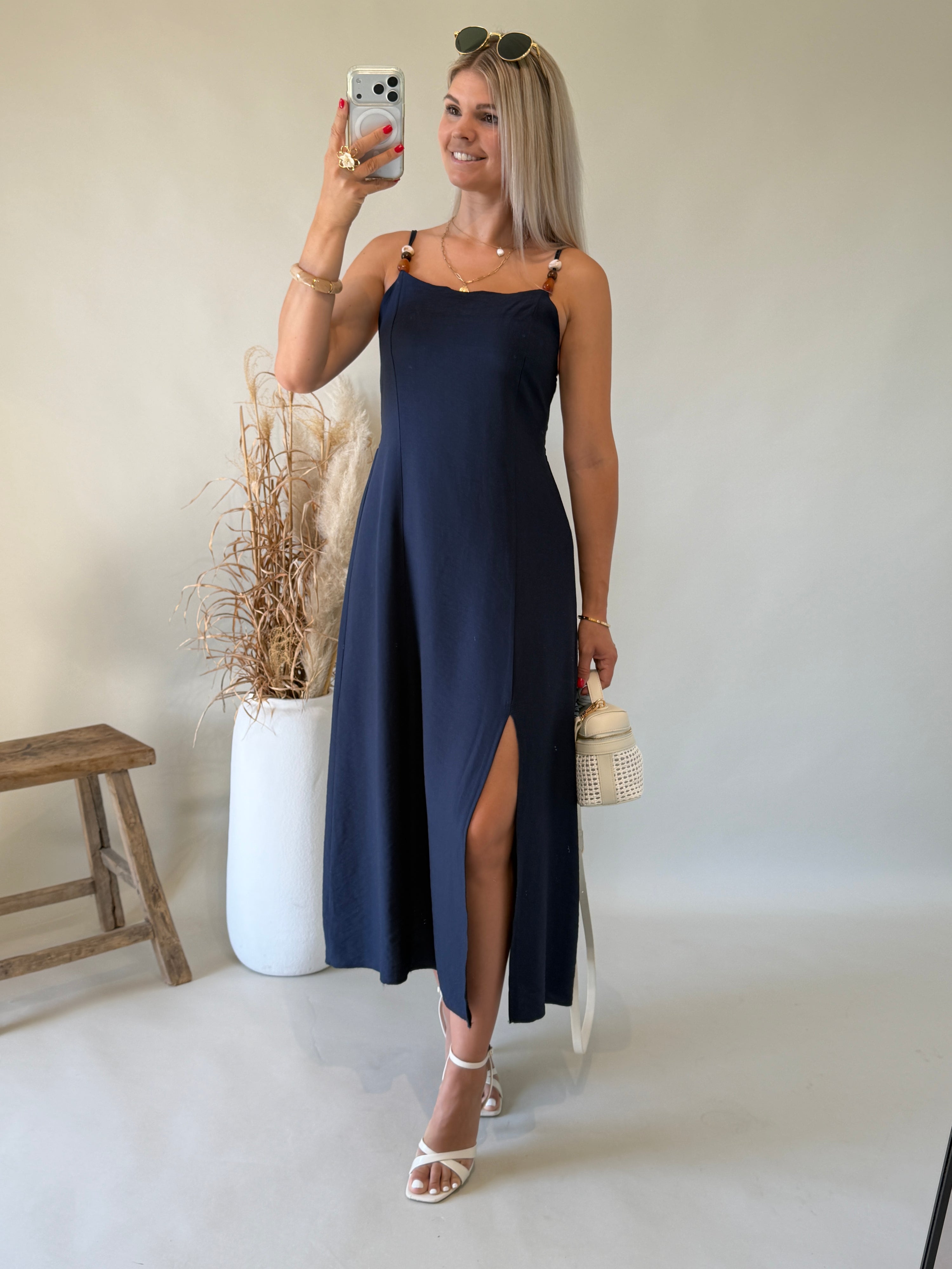 Kleid in Dunkelblau mit Holzperlen