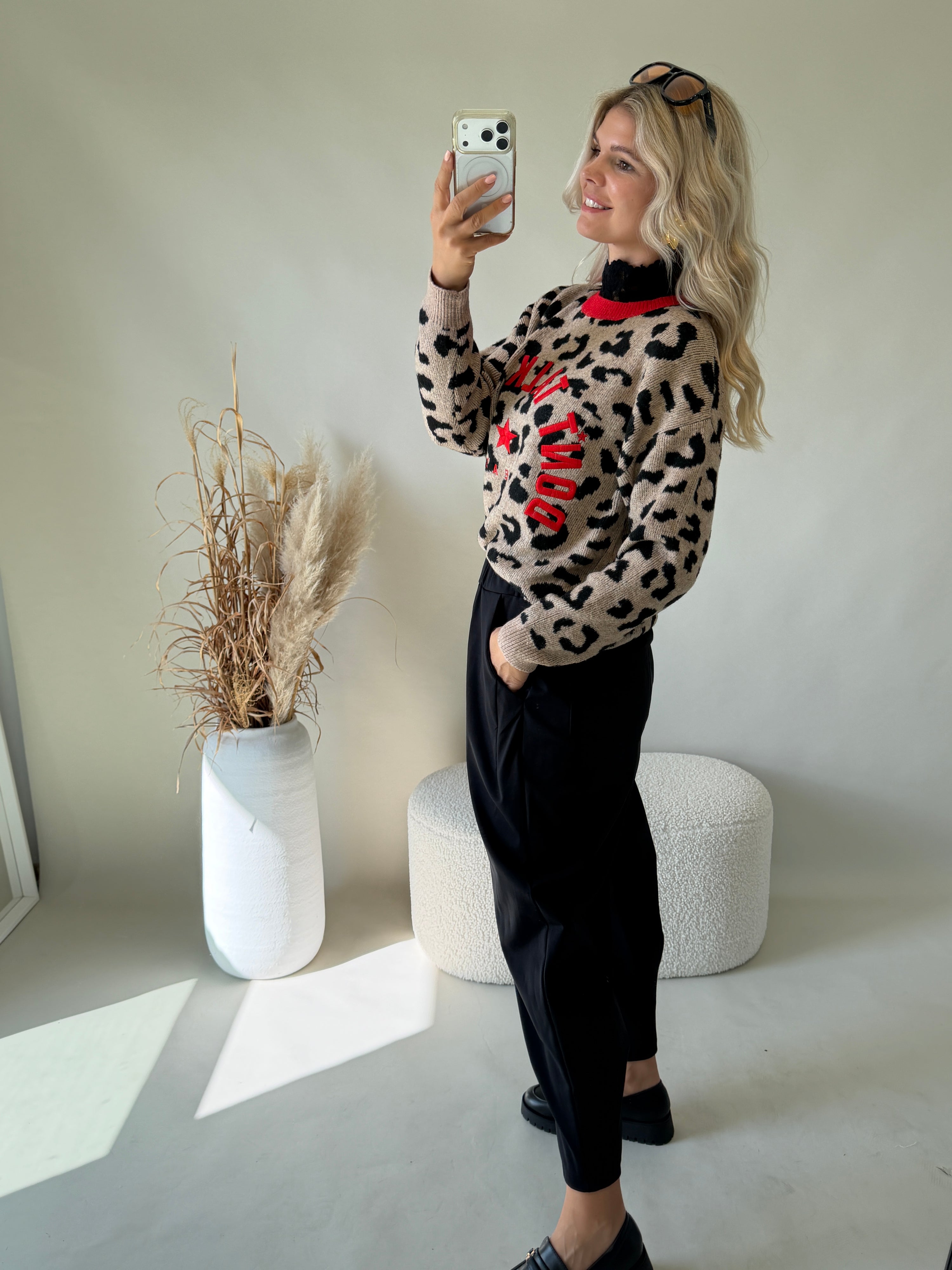 Pullover in Zimt / Schwarz Leomuster mit Aufschrift in Rot