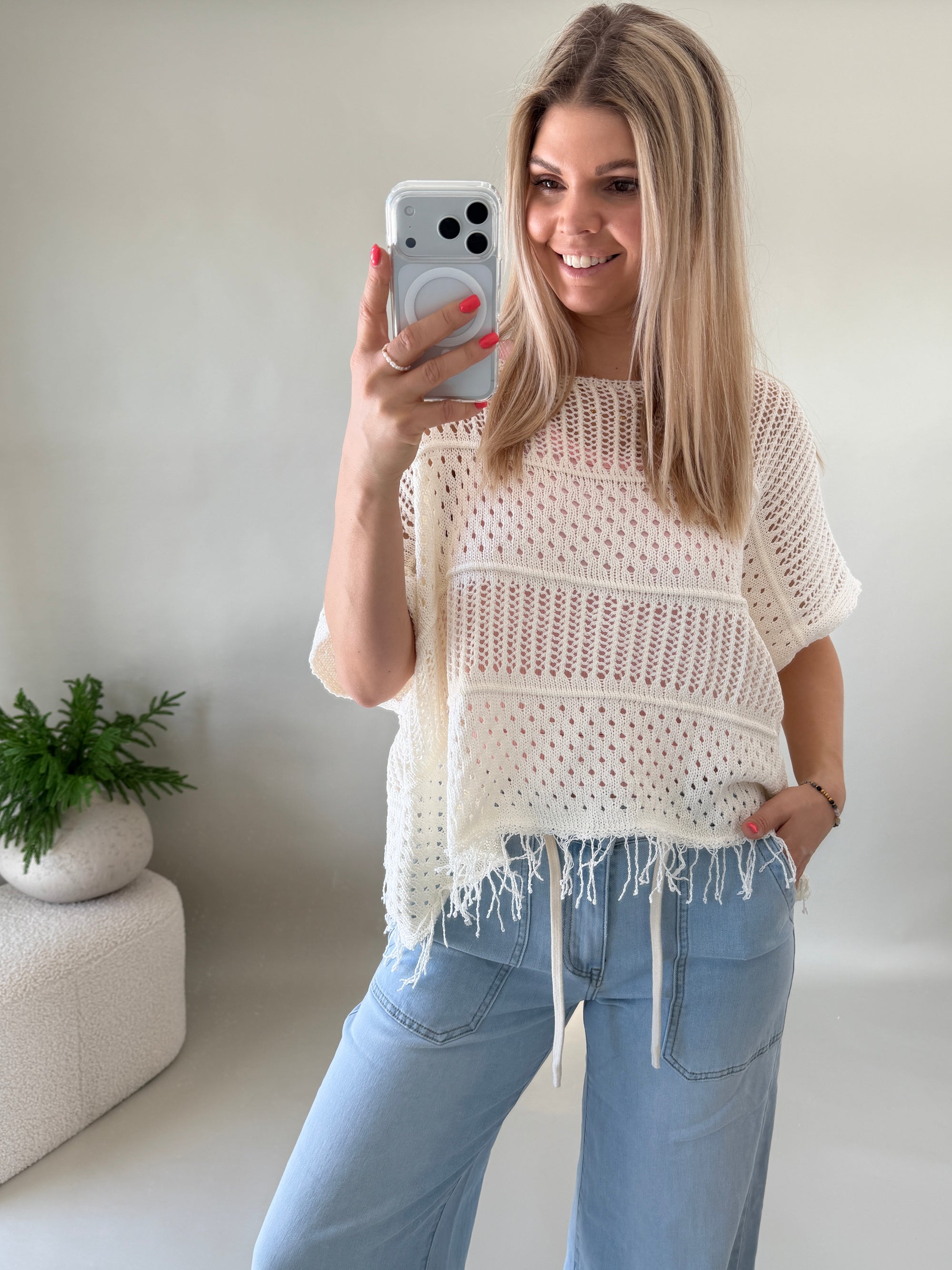 Pullover in Wollweiß  mit Lochmuster und Fransen