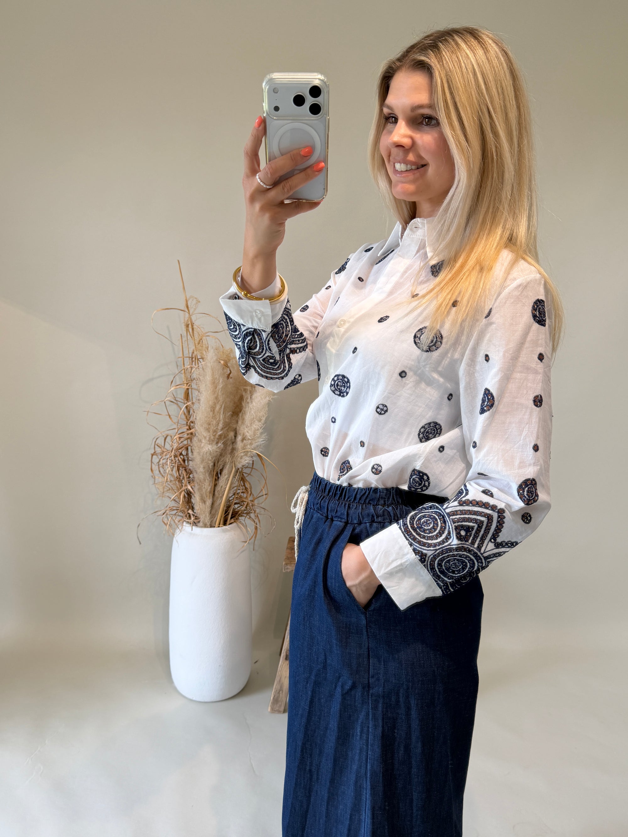 Bluse in Weiß mit Spitze in Dunkelblau