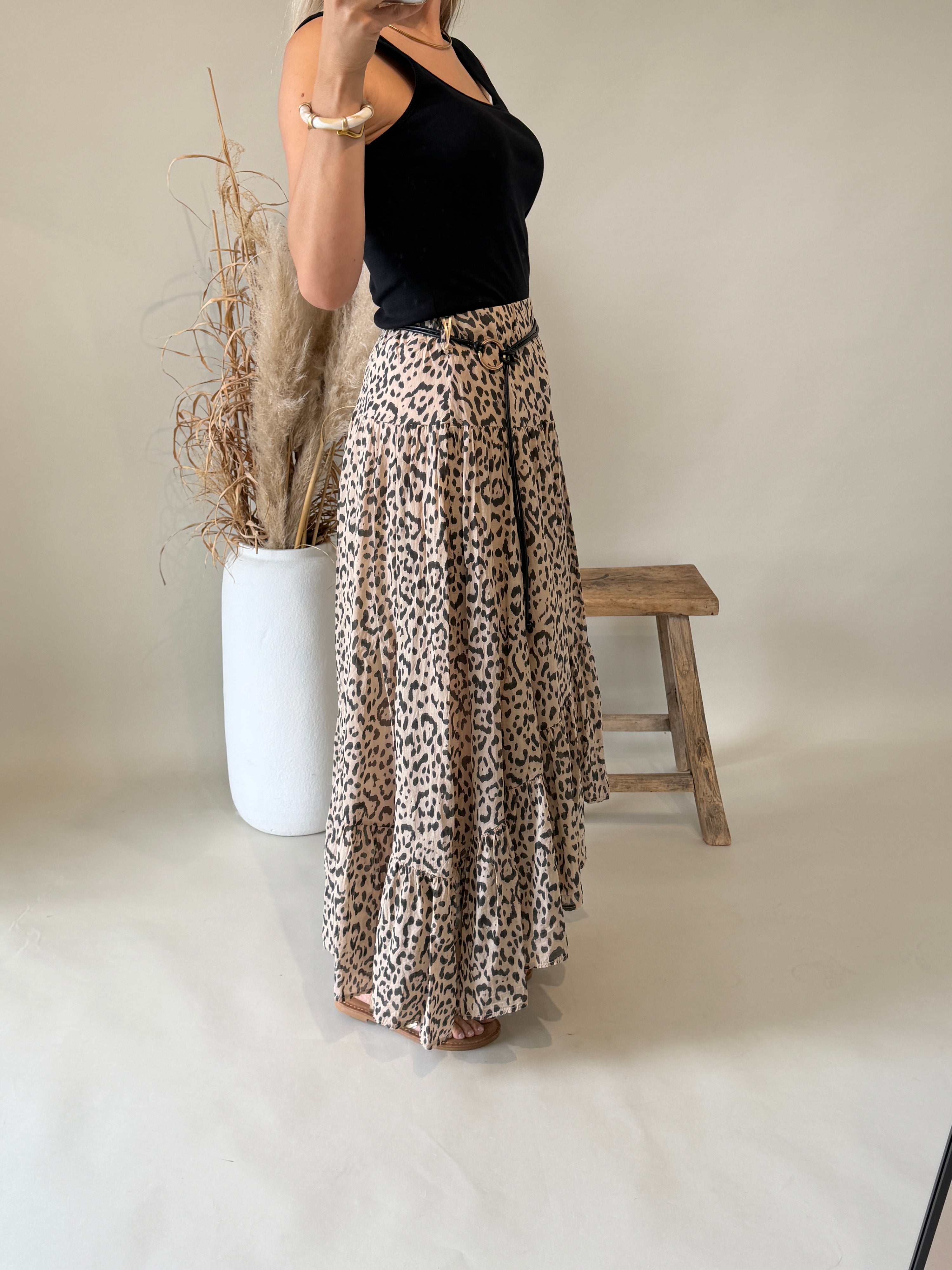 Rock in Beige / Schwarz mit Leo - Muster