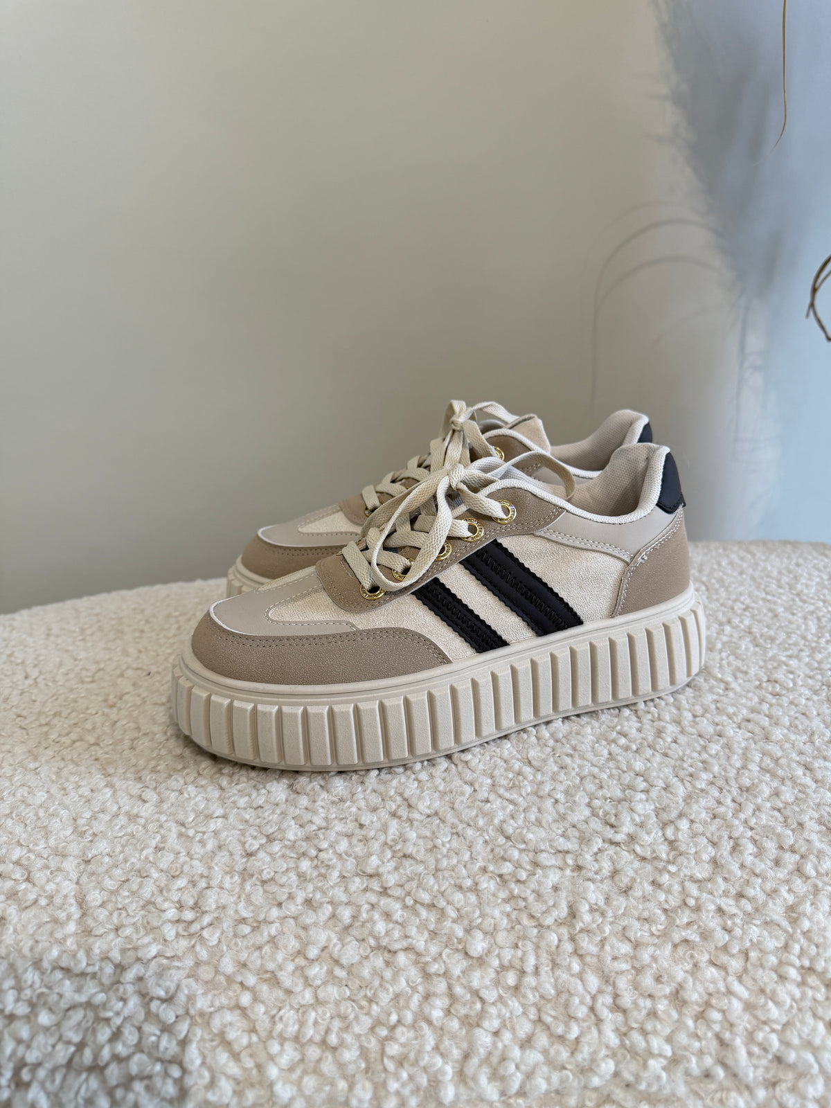 Sneaker in Wollweiß / Schokobraun