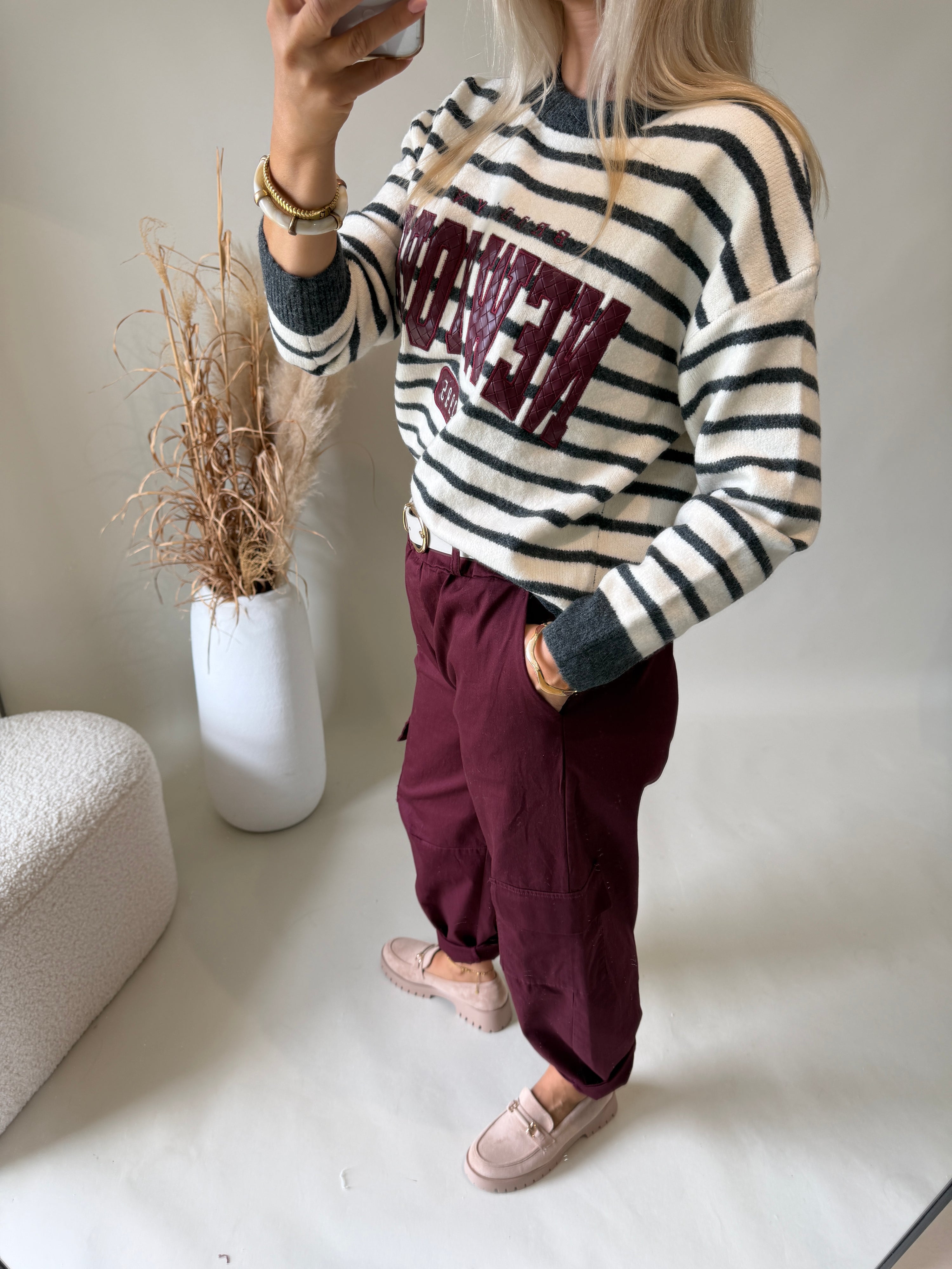 Pullover gestreift in Wollweiß / Grau mit Aufdruck