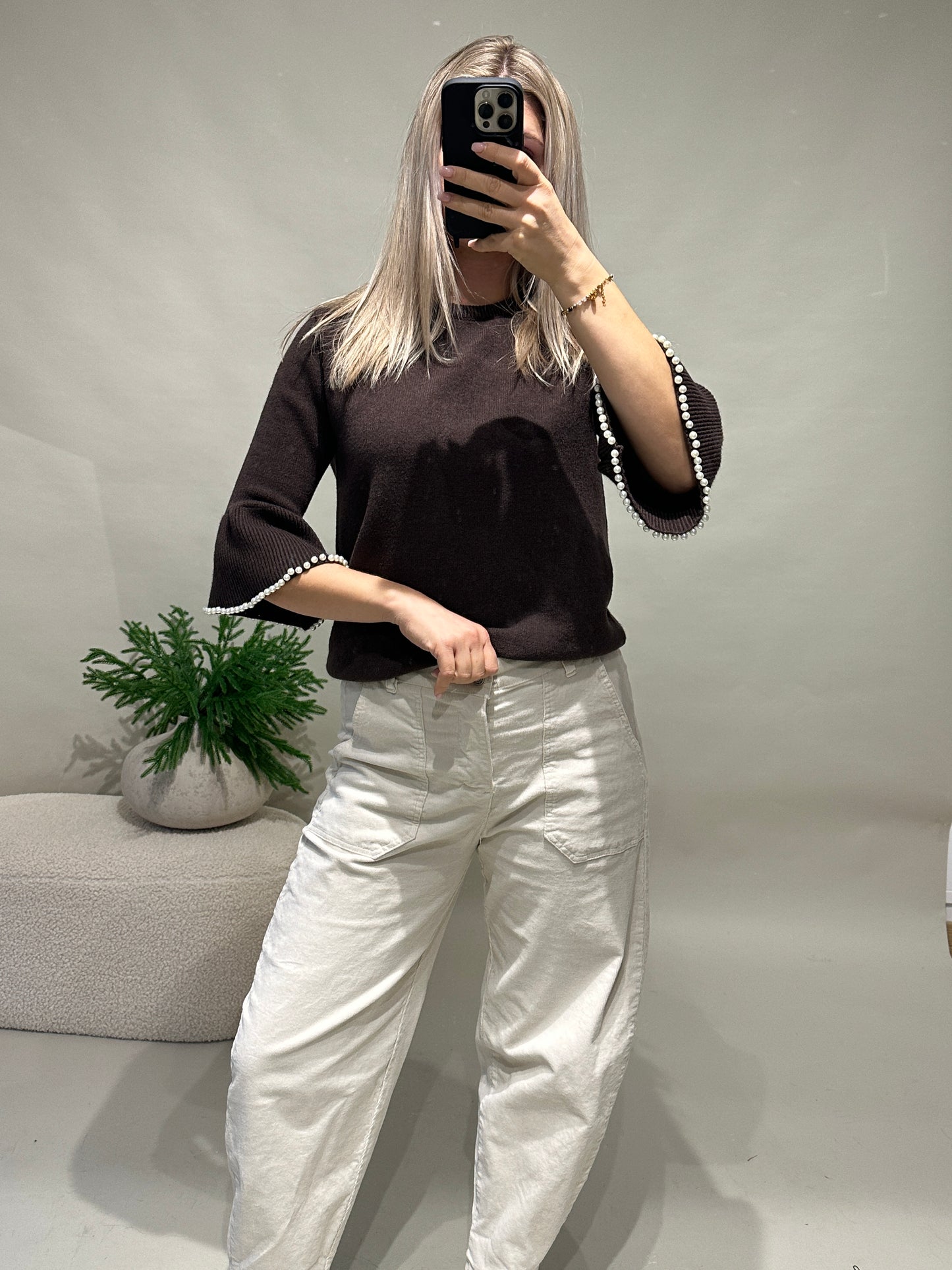 pullover in schokobraun mit perlen an den ärmel