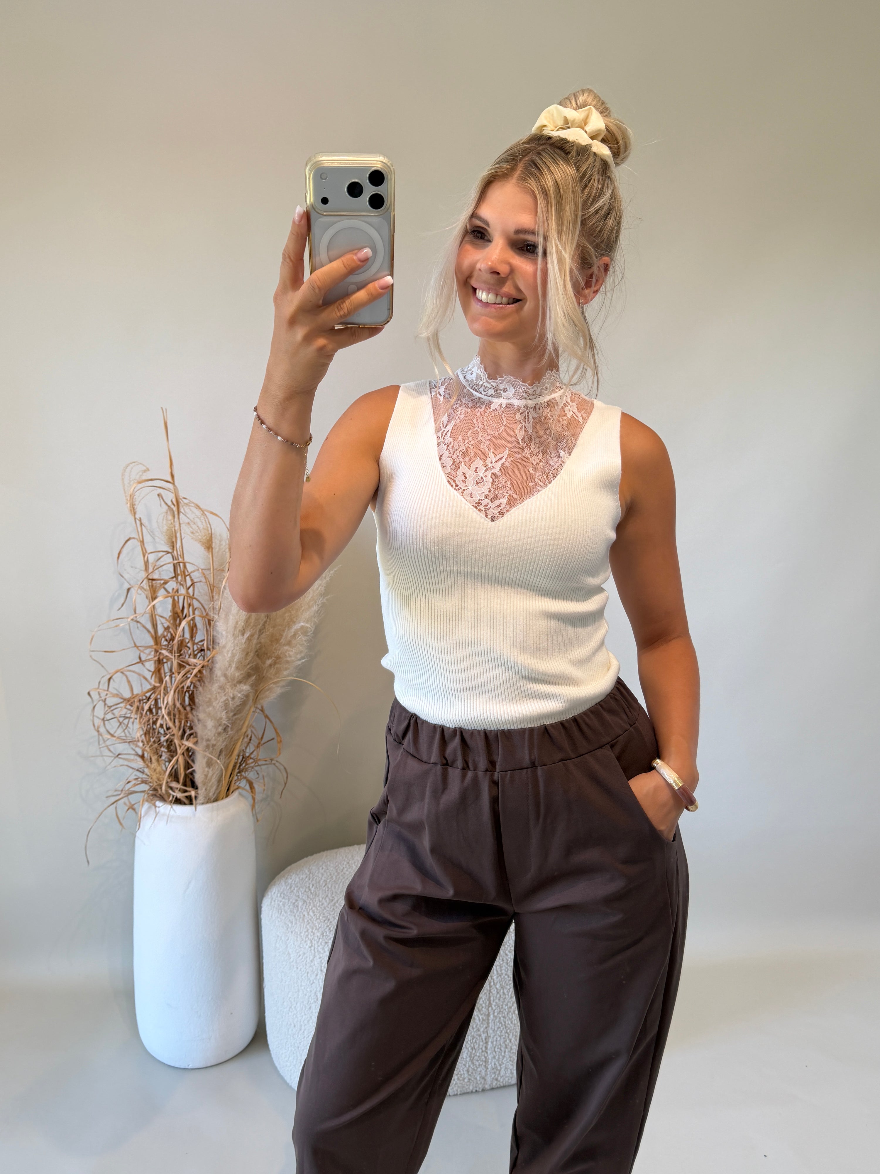 Shirt in Wollweiß mit Spitze am Ausschnitt ( Feinstrick )