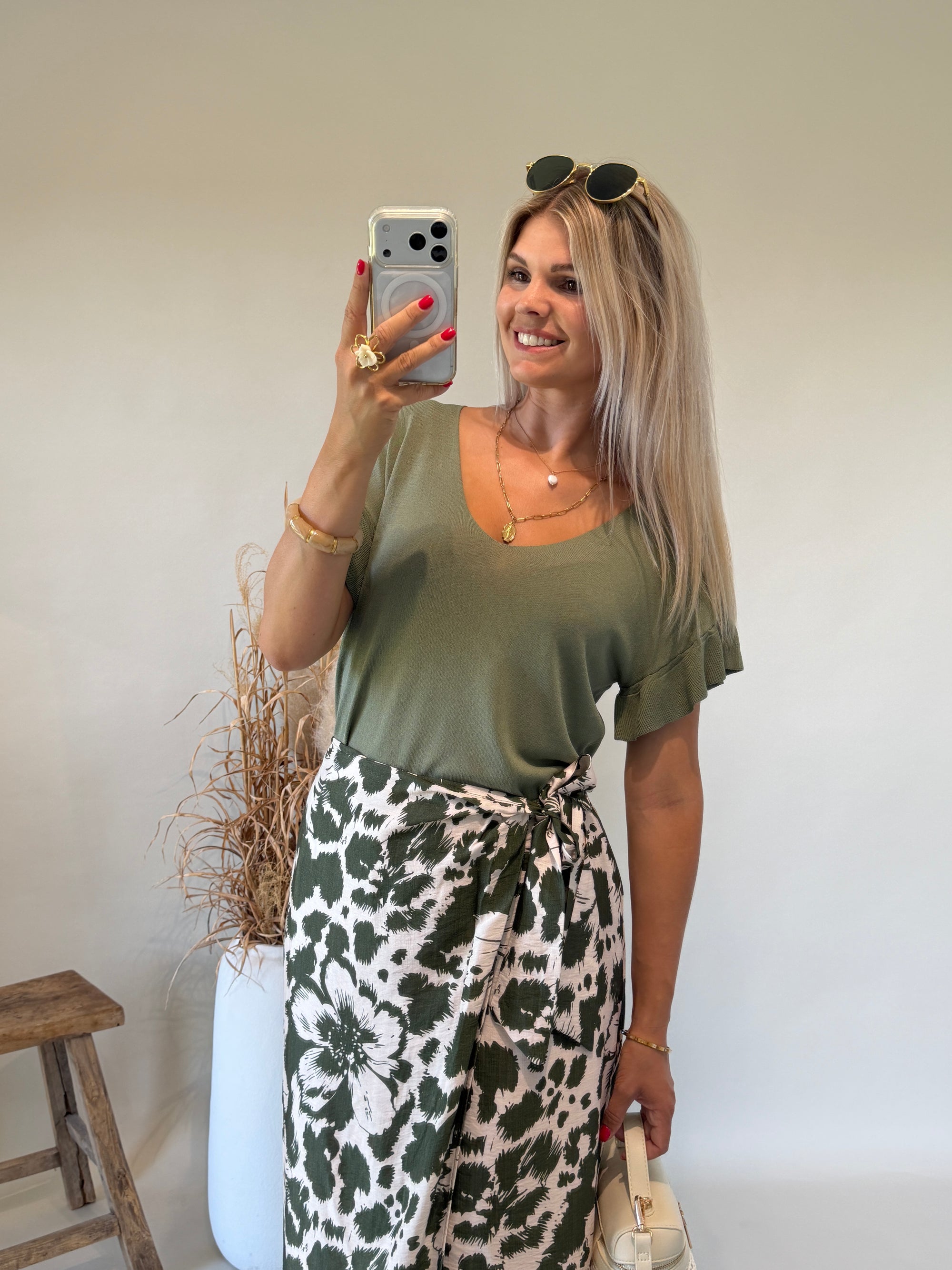 T - Shirt in Olivgrün ( Feinstrick ) mit Rüschen