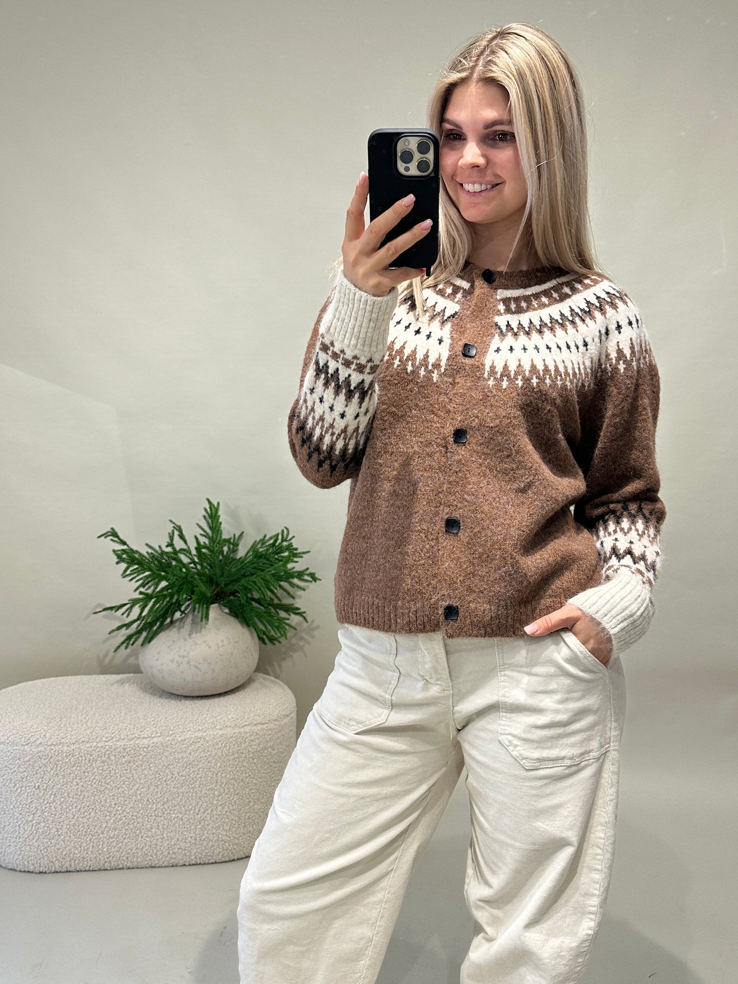 strickjacke in zimt/wollweiß/schwarz