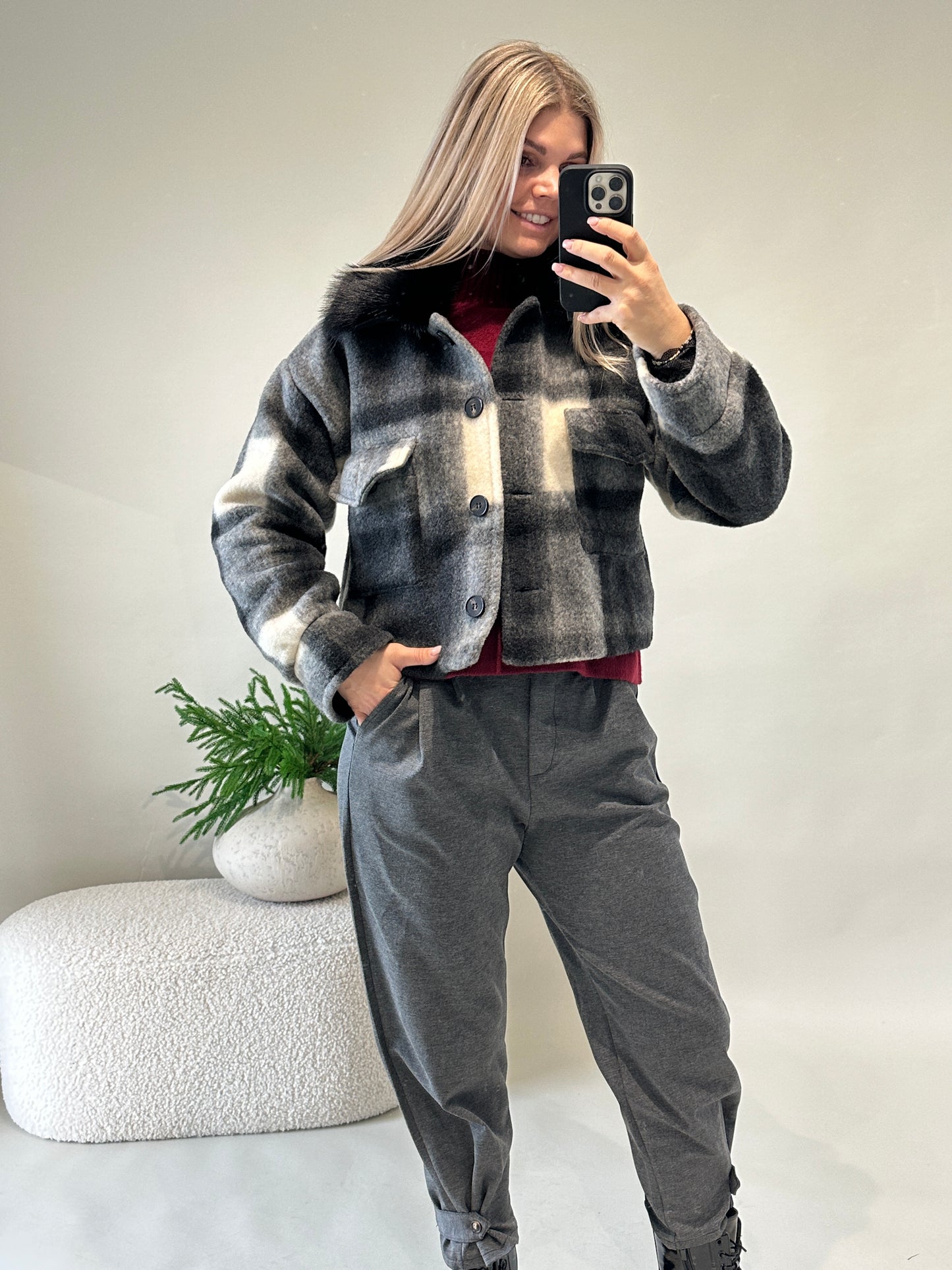 jacke in schwarz/grau/wollweiß kariert mit schwarzem kunst-pelzkragen