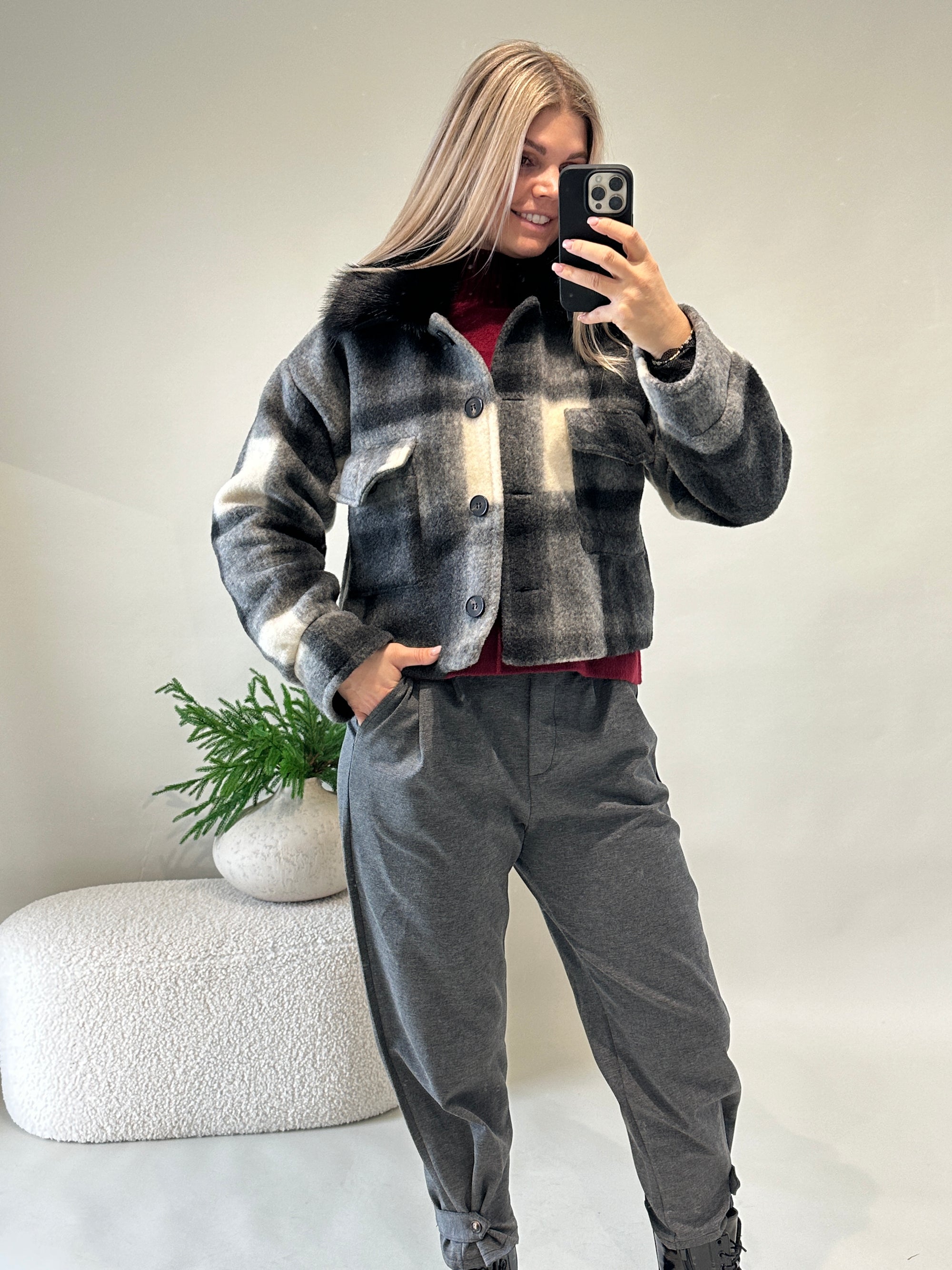 Jacke in Schwarz/Grau/Wollweiß kariert mit Schwarzem Kunst-Pelzkragen