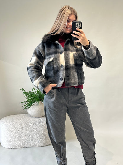 Jacke in Schwarz/Grau/Wollweiß kariert mit Schwarzem Kunst-Pelzkragen