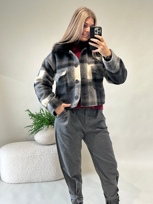 Jacke in Schwarz/Grau/Wollweiß kariert mit Schwarzem Kunst-Pelzkragen