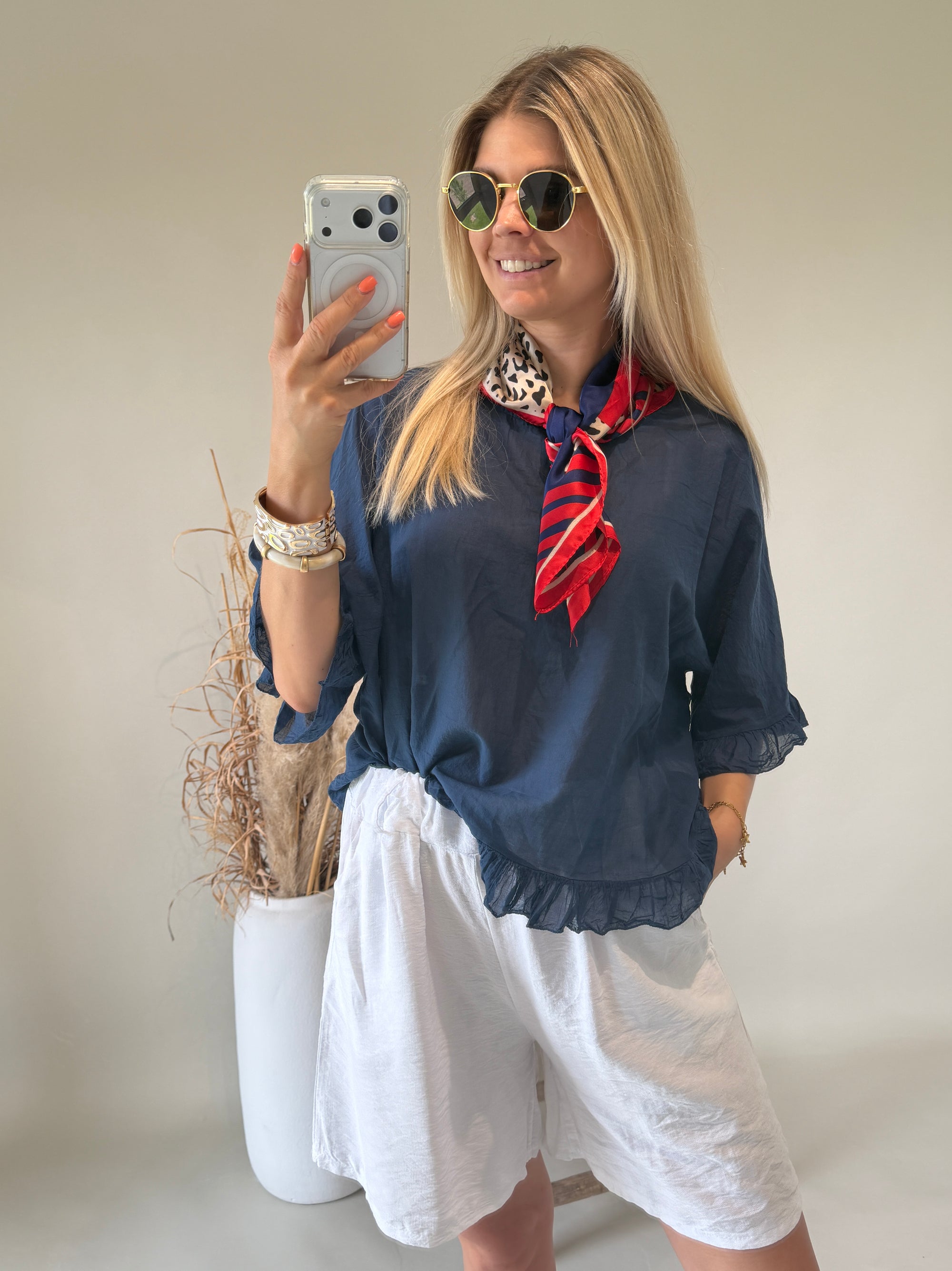 Bluse in Dunkelblau mit Rüschen am Arm / Bund