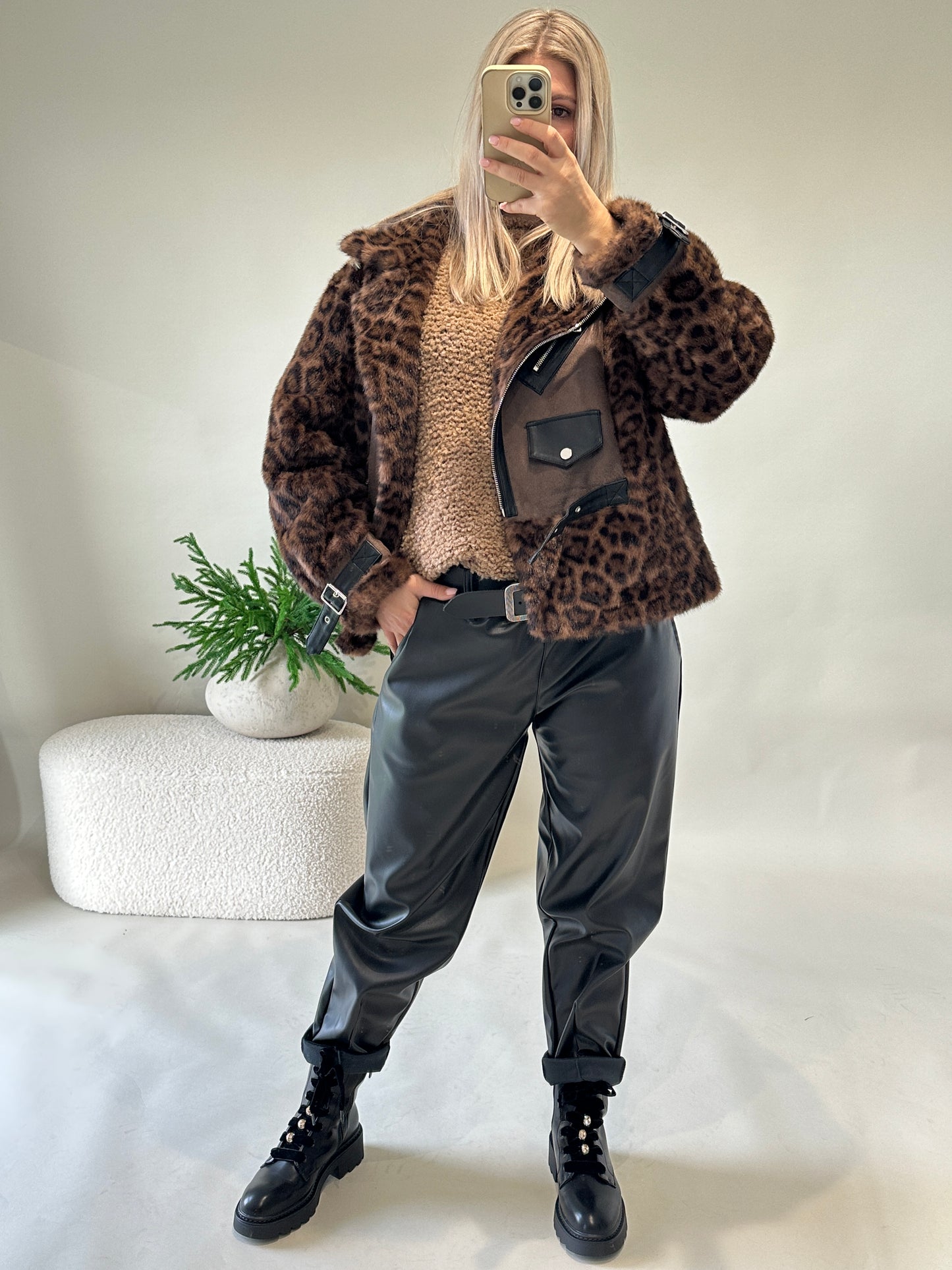 felljacke in braun /schwarz leo-muster  mit kunstledereinsätzen