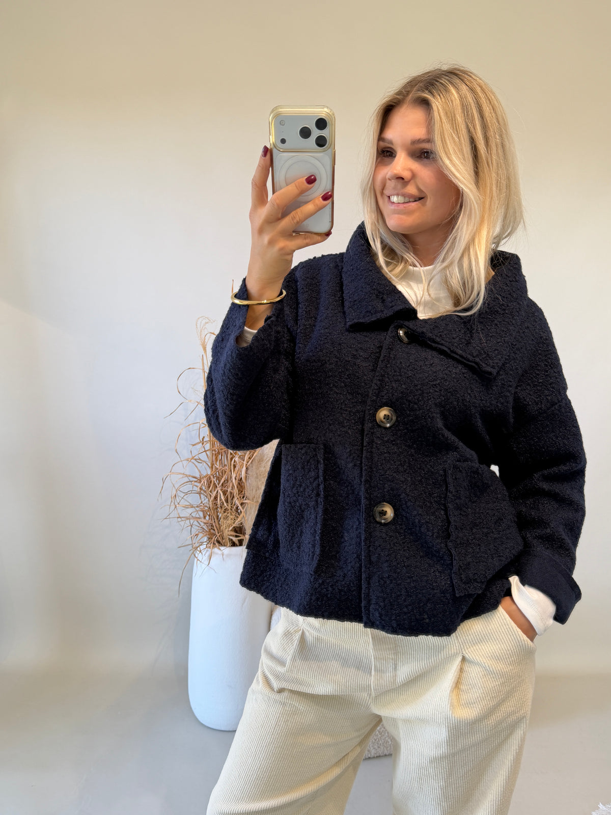 Jacke in Dunkelblau mit Kragen und großen Taschen