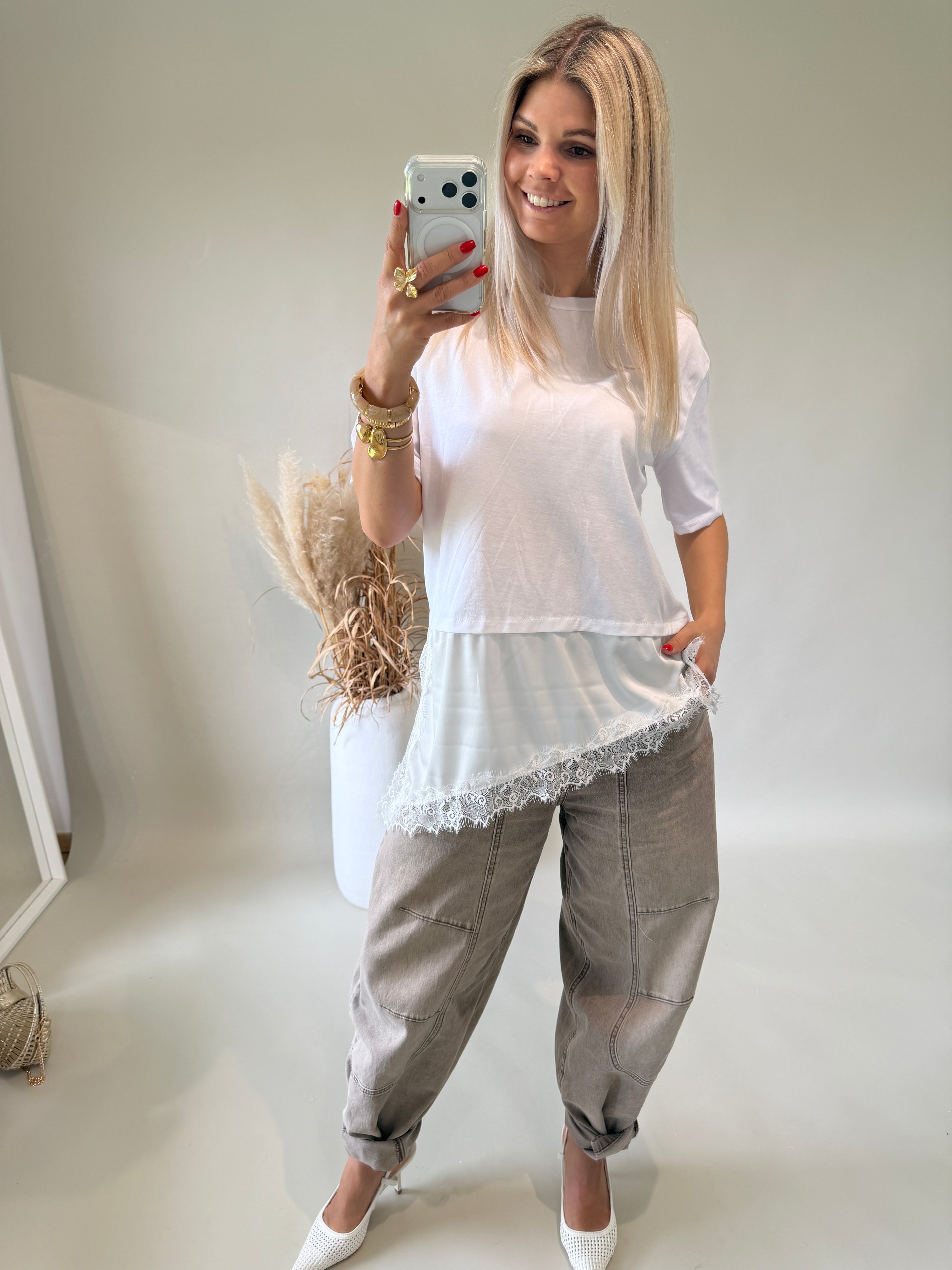 T - Shirt in Weiß mit Spitze unten