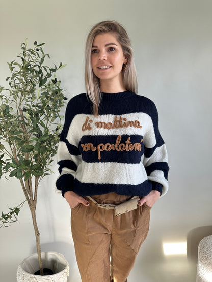 Pullover in Wollweiß/Dunkelblau gestreift mit Aufschrift in Zimt
