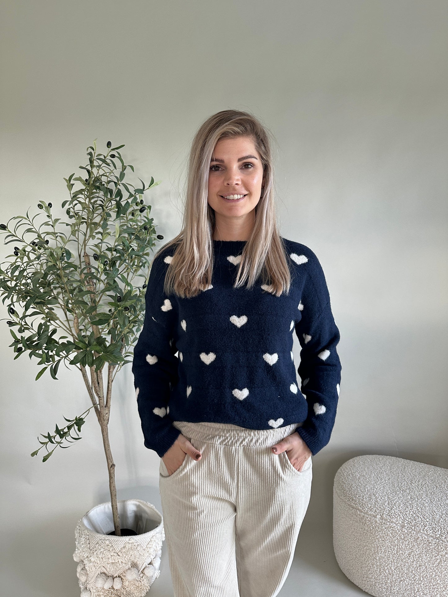 pullover in dunkelblau mit herzen in wollweiß