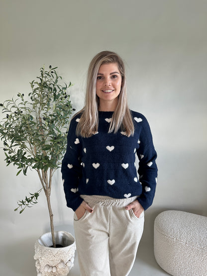Pullover in Dunkelblau mit Herzen in Wollweiß