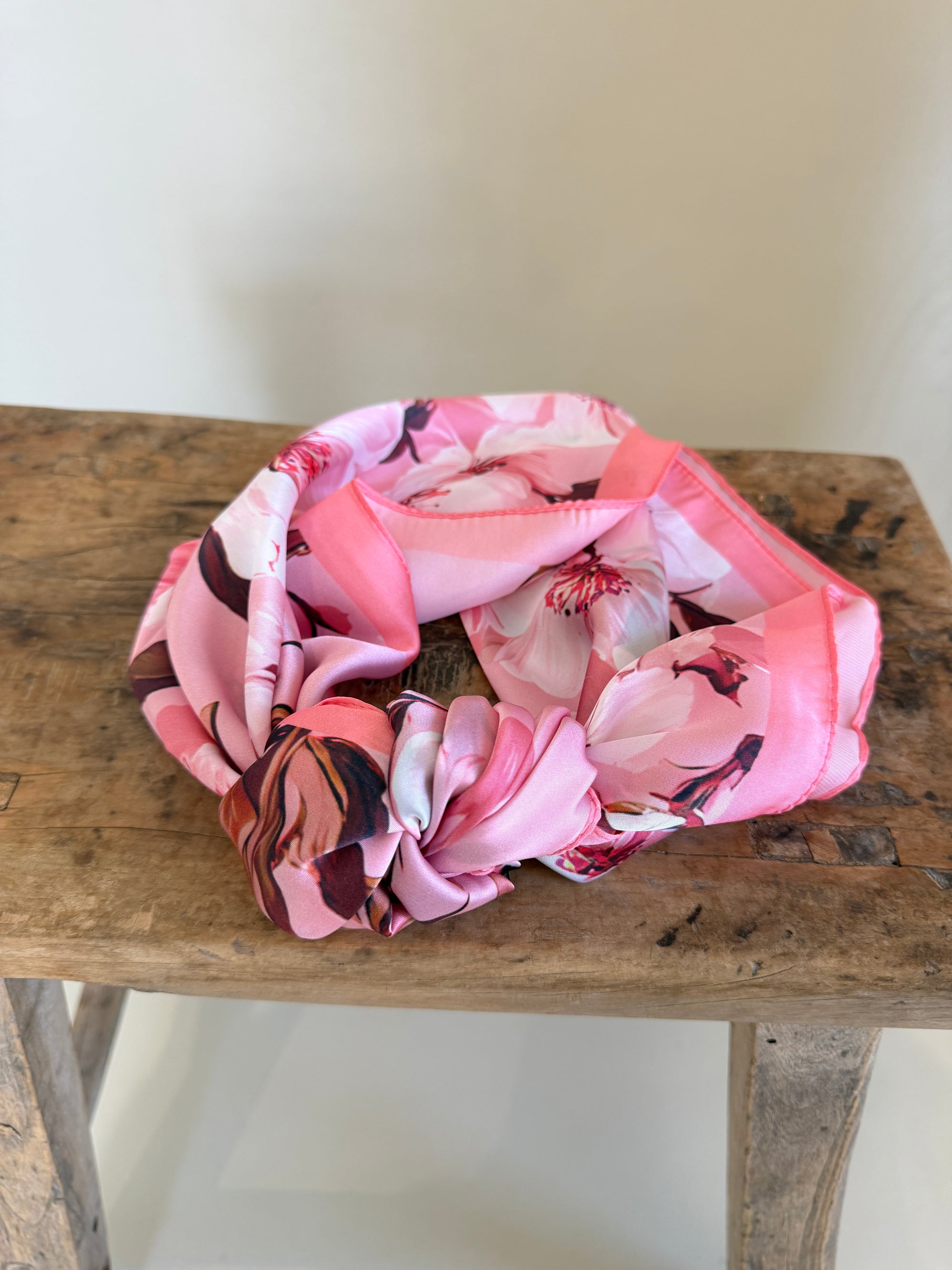 Tuch in Rosa mit Blumen