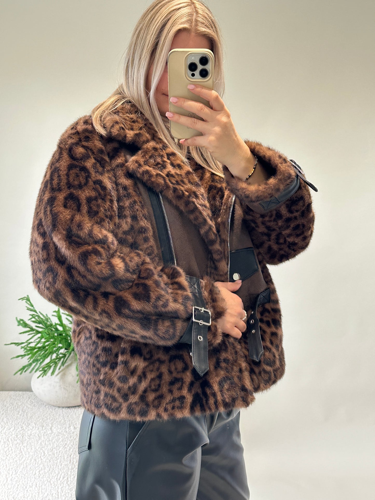 felljacke in braun /schwarz leo-muster  mit kunstledereinsätzen