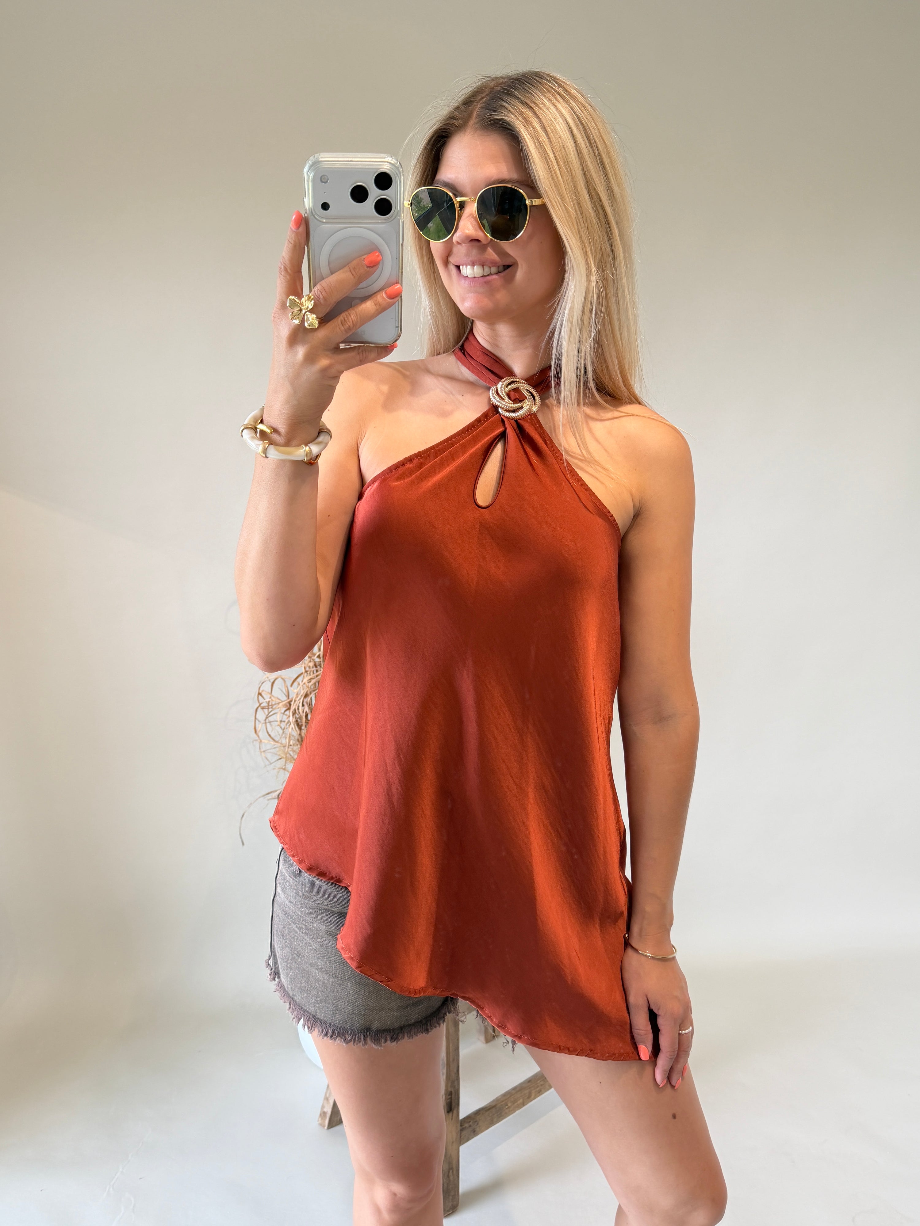 Bluse in Rostbraun ( Neckholder ) mit goldener Spange