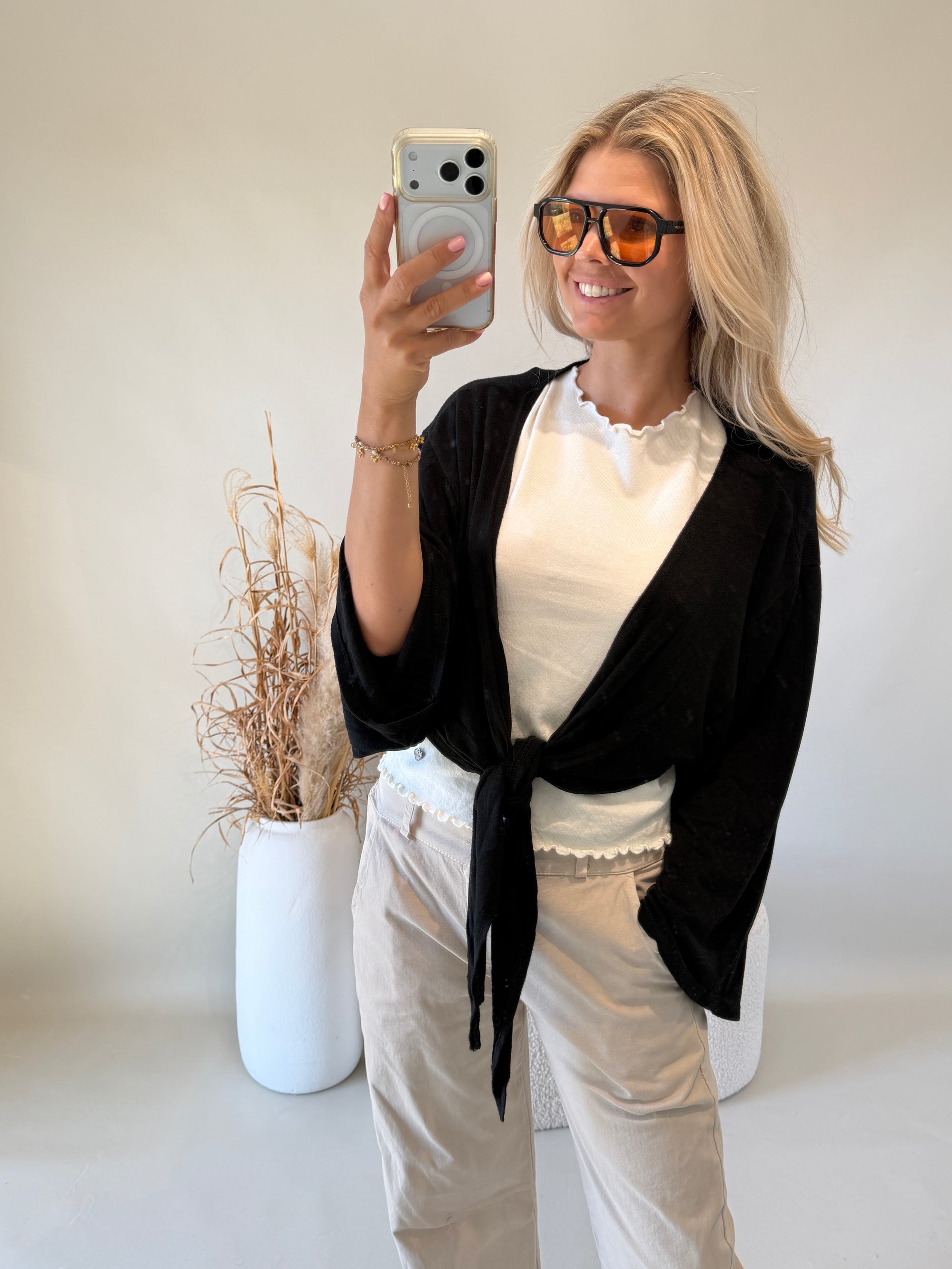 Jacke in Schwarz vorne zum Binden