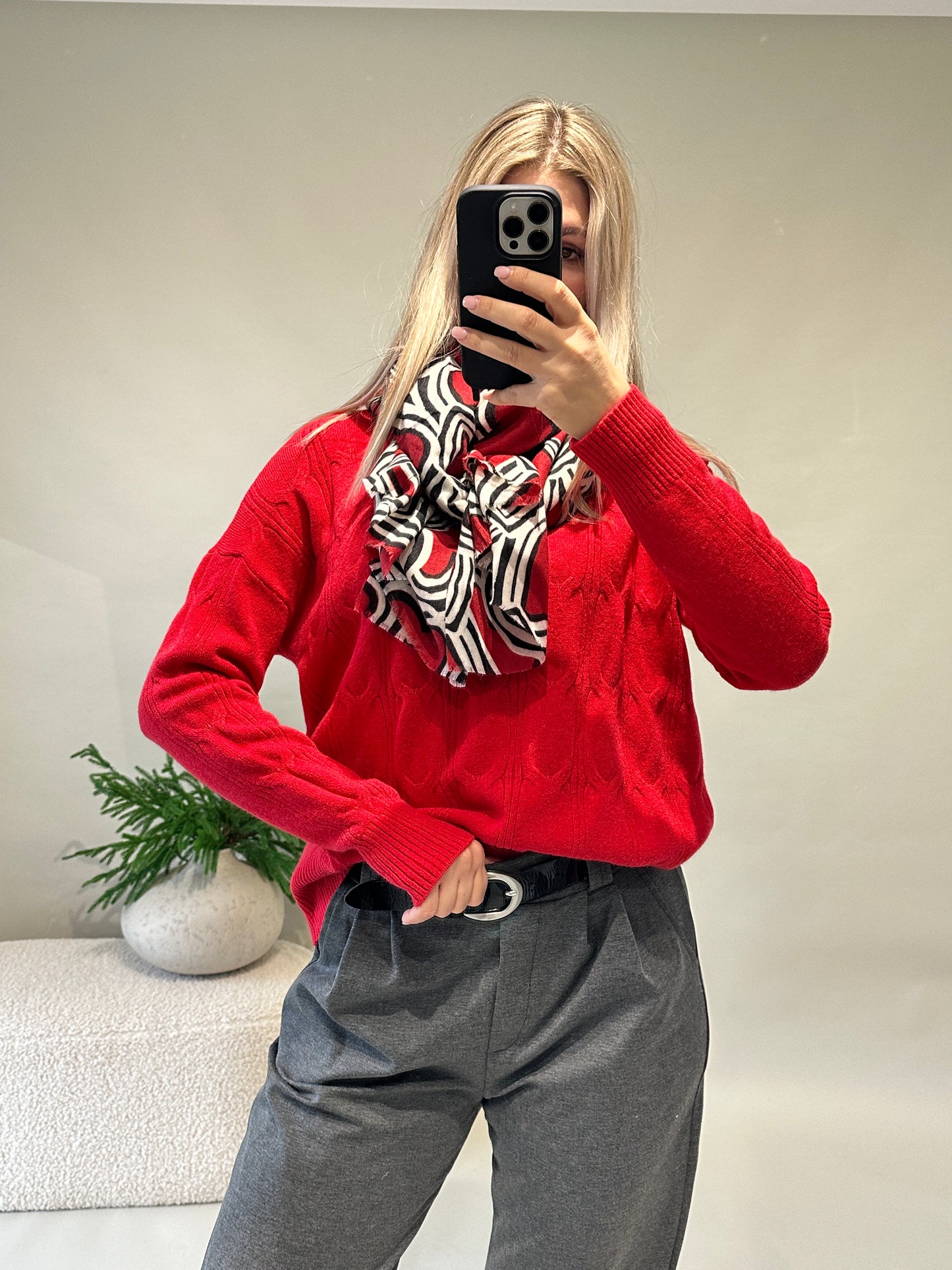 pullover in rot mit muster und rollkragen