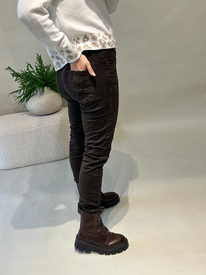 Jeans in Schokobraun mit Knöpfen