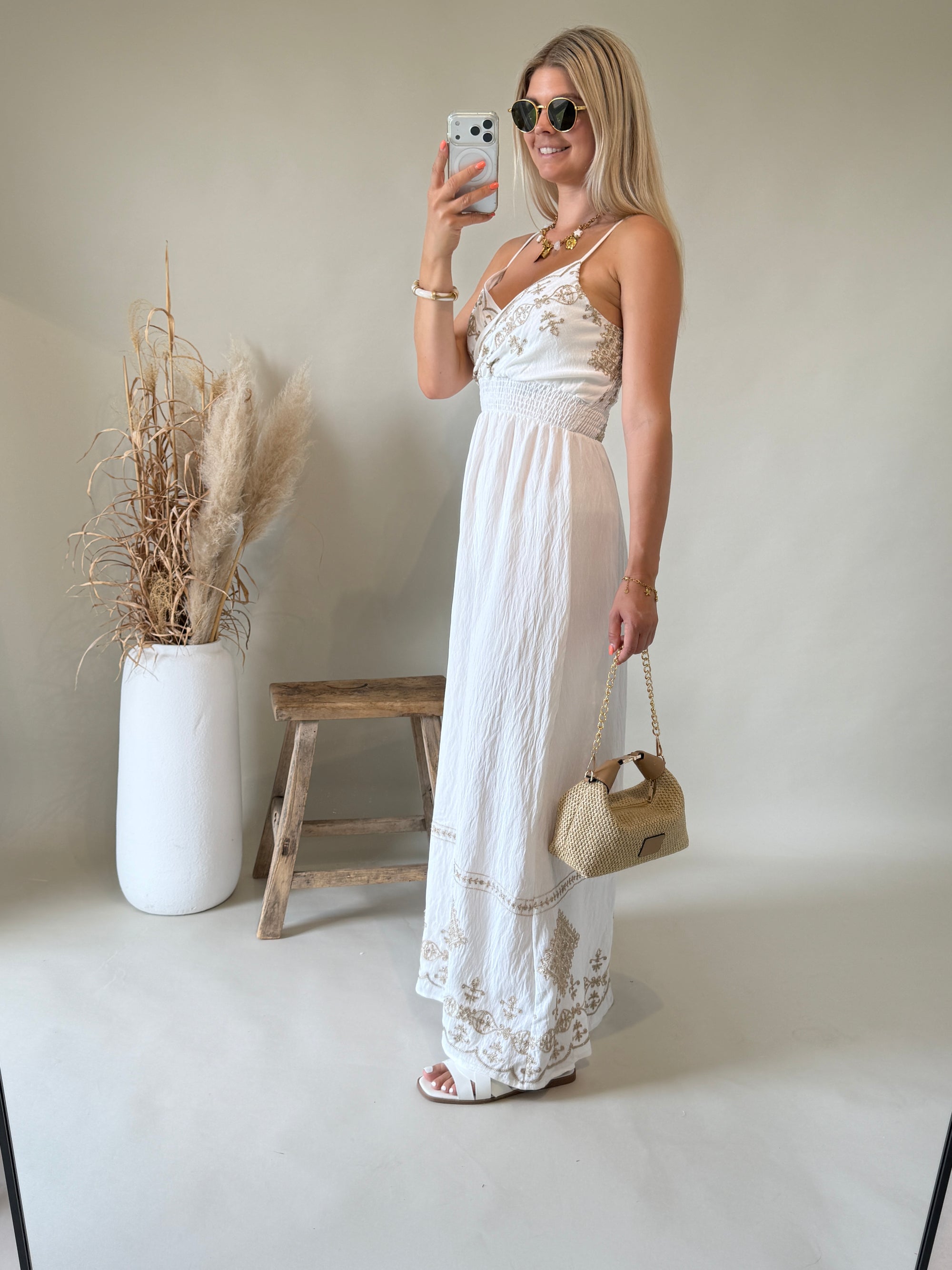 Kleid in Wollweiß  mit Bohospitze in Gold