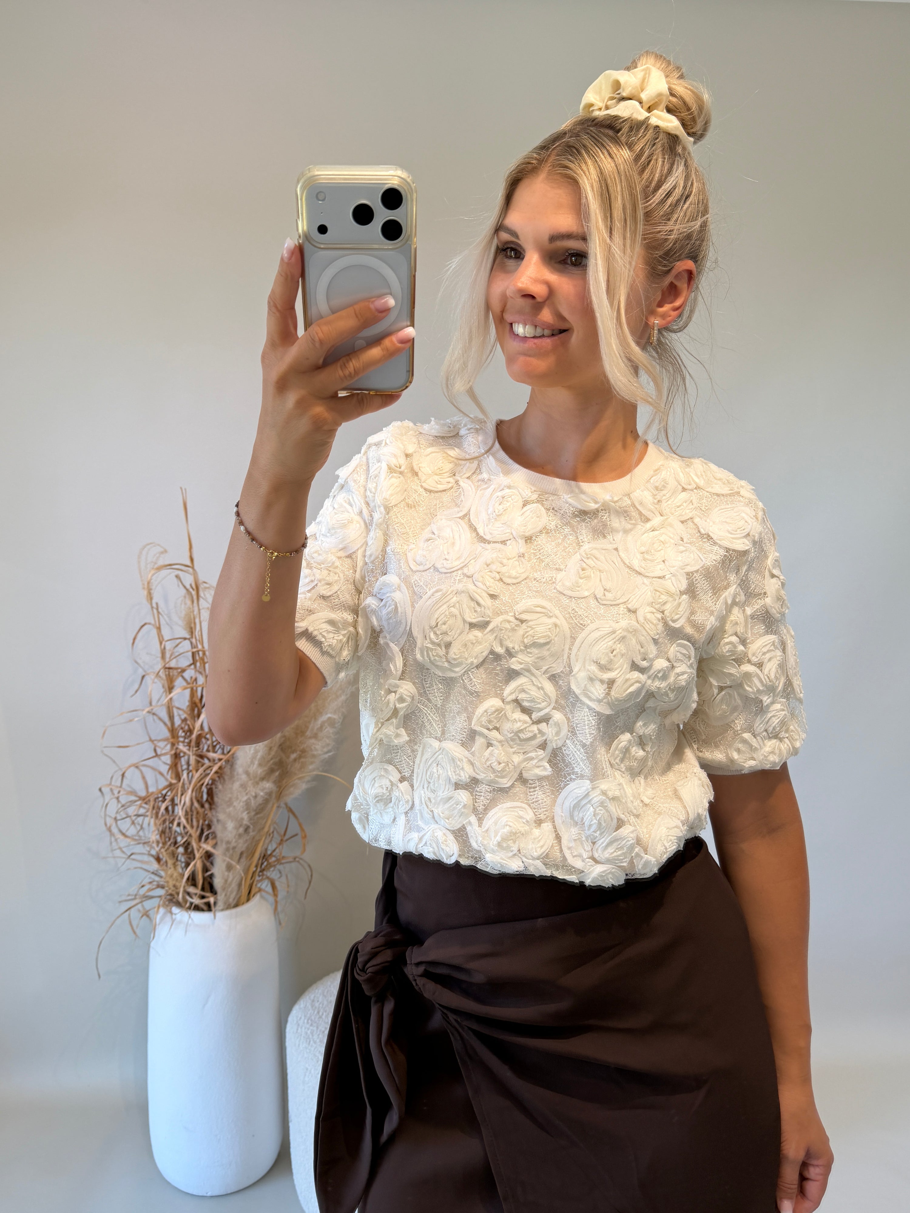 Pullover in Wollweiß mit Spitze und Blumen vorne