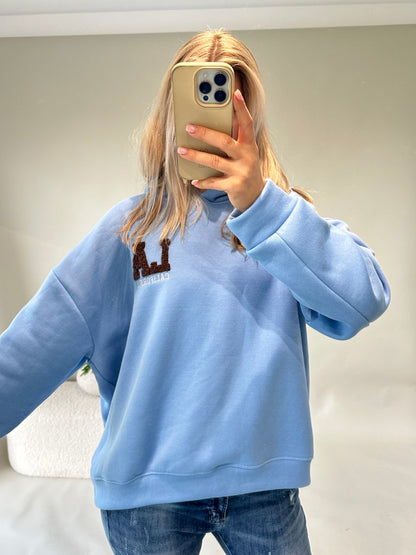 Pullover mit Kapuze in Hellblau mit Aufschrift in Schokobraun LA