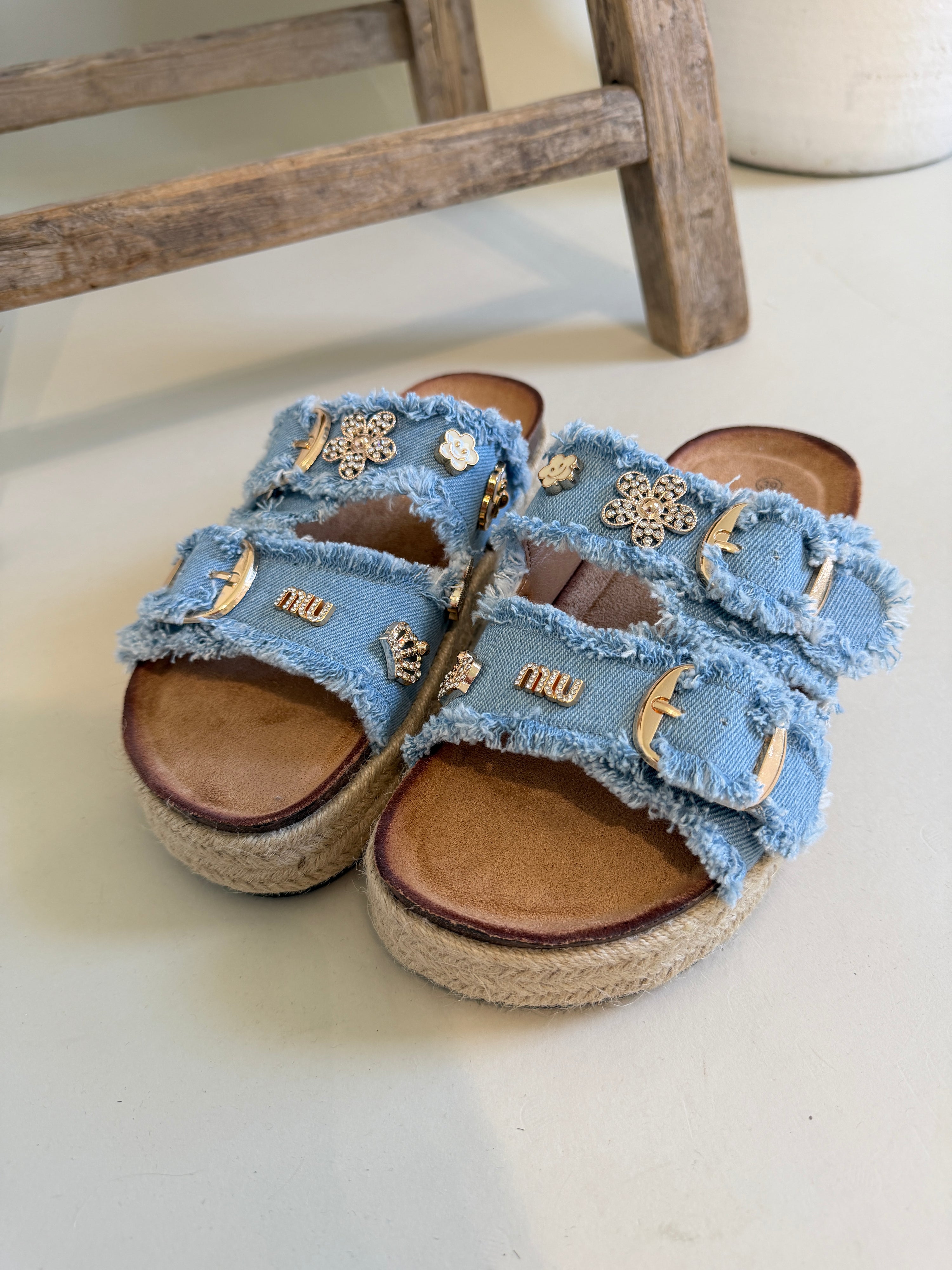 Pantolette in Jeansblau mit Applikationen