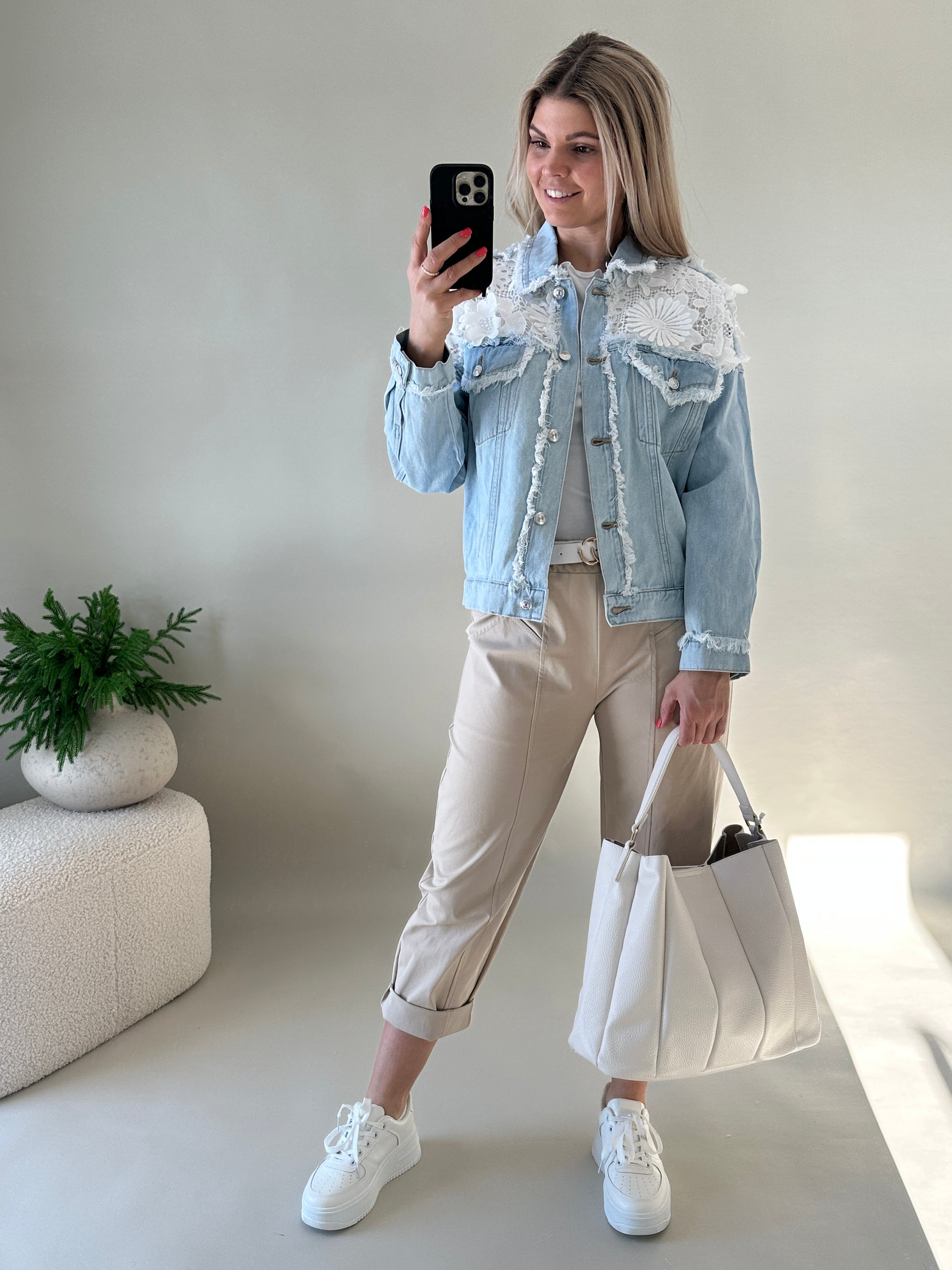 Jeansjacke in heller Auswaschung mit Spitzeneinsatz