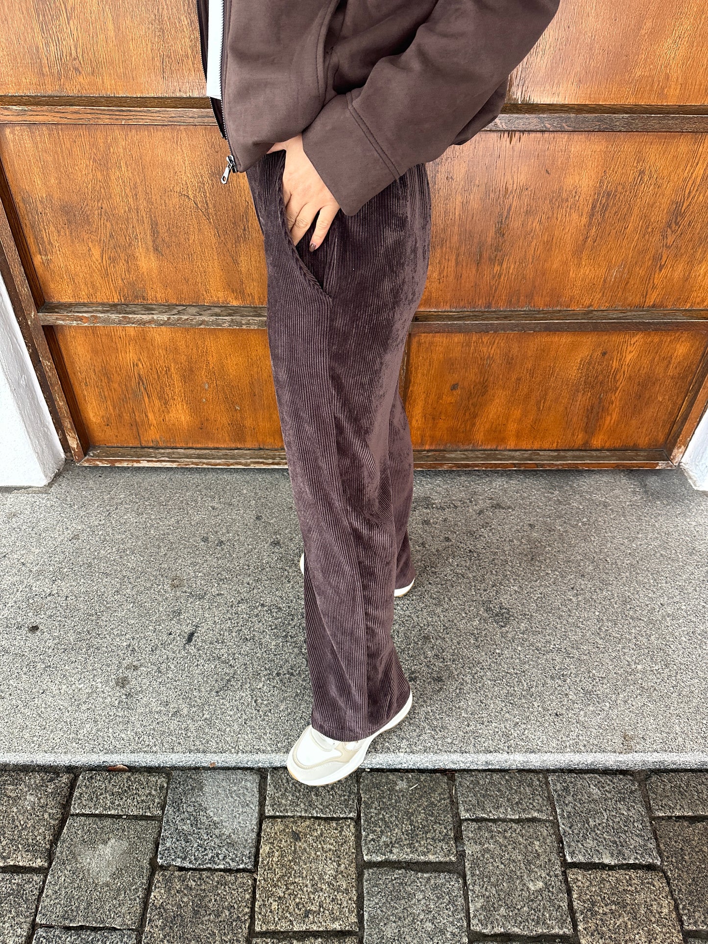cordhose in schokobraun mit weitem bein