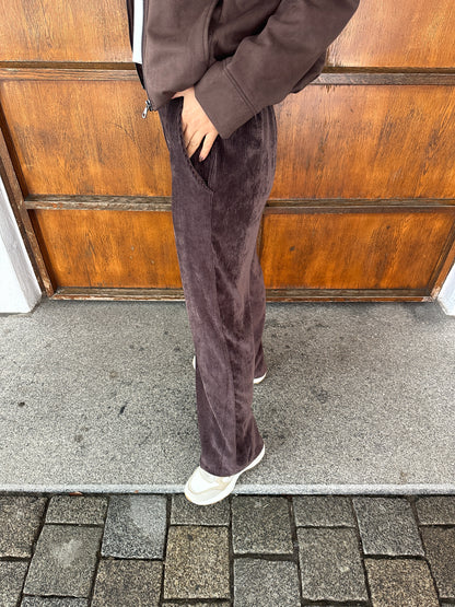 Cordhose in Schokobraun mit weitem Bein