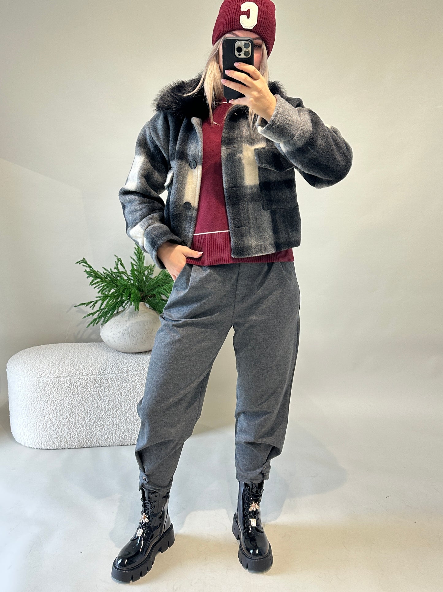 pullover in burgundy mit wollweißen streifen an kragen und bund