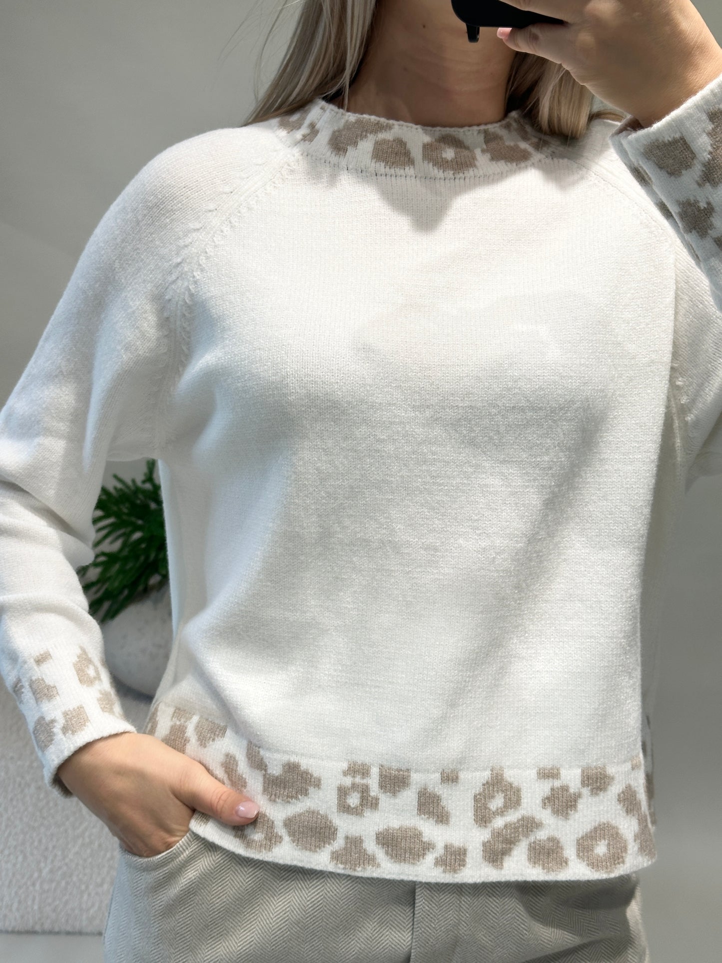 pullover in wollweiß mit leomuster an bund und kragen