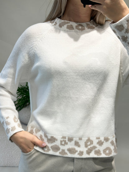 Pullover in Wollweiß mit Leomuster an Bund und Kragen