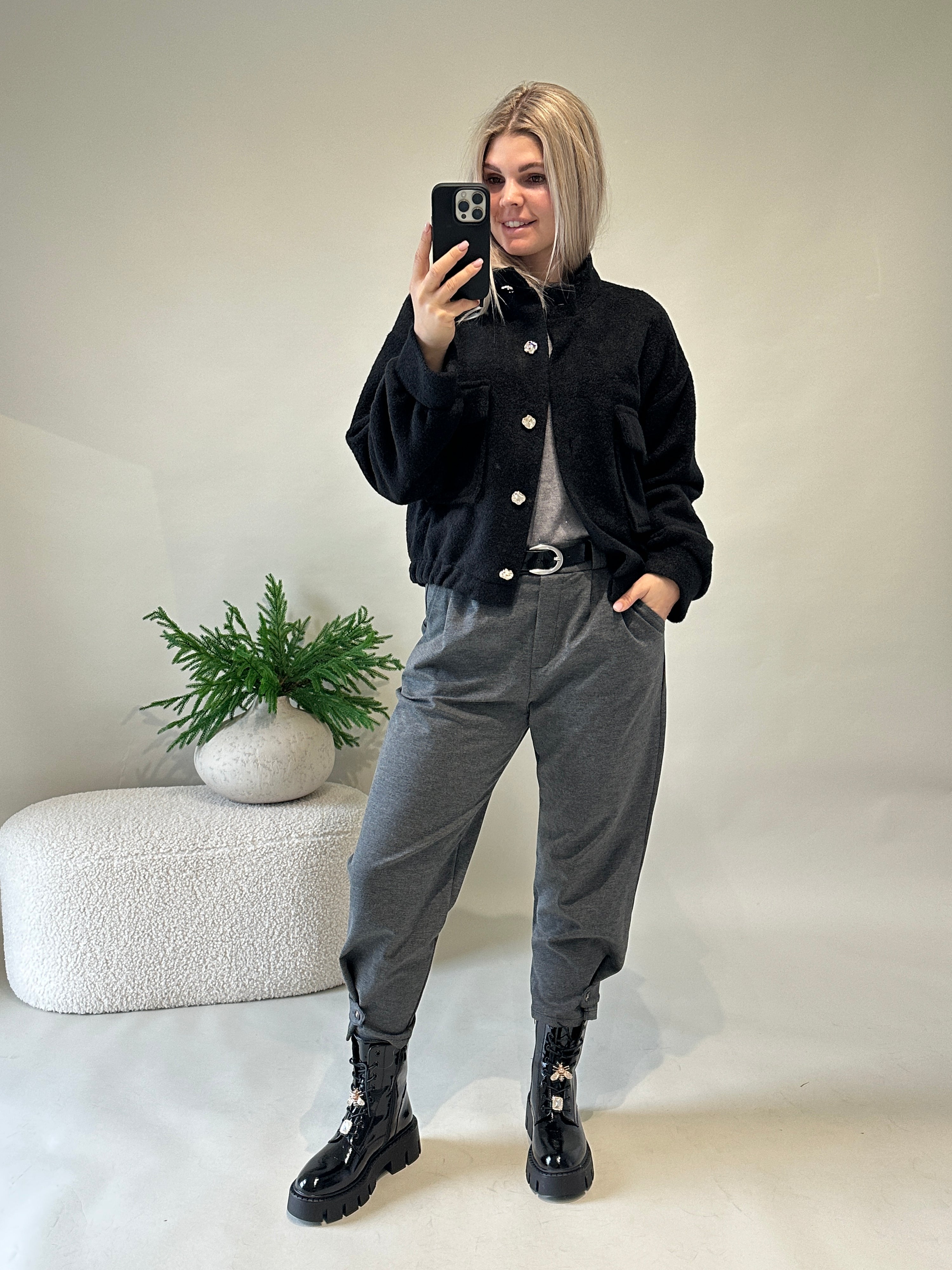 Jacke in Schwarz mit Goldenen Knöpfen und Taschen vorne