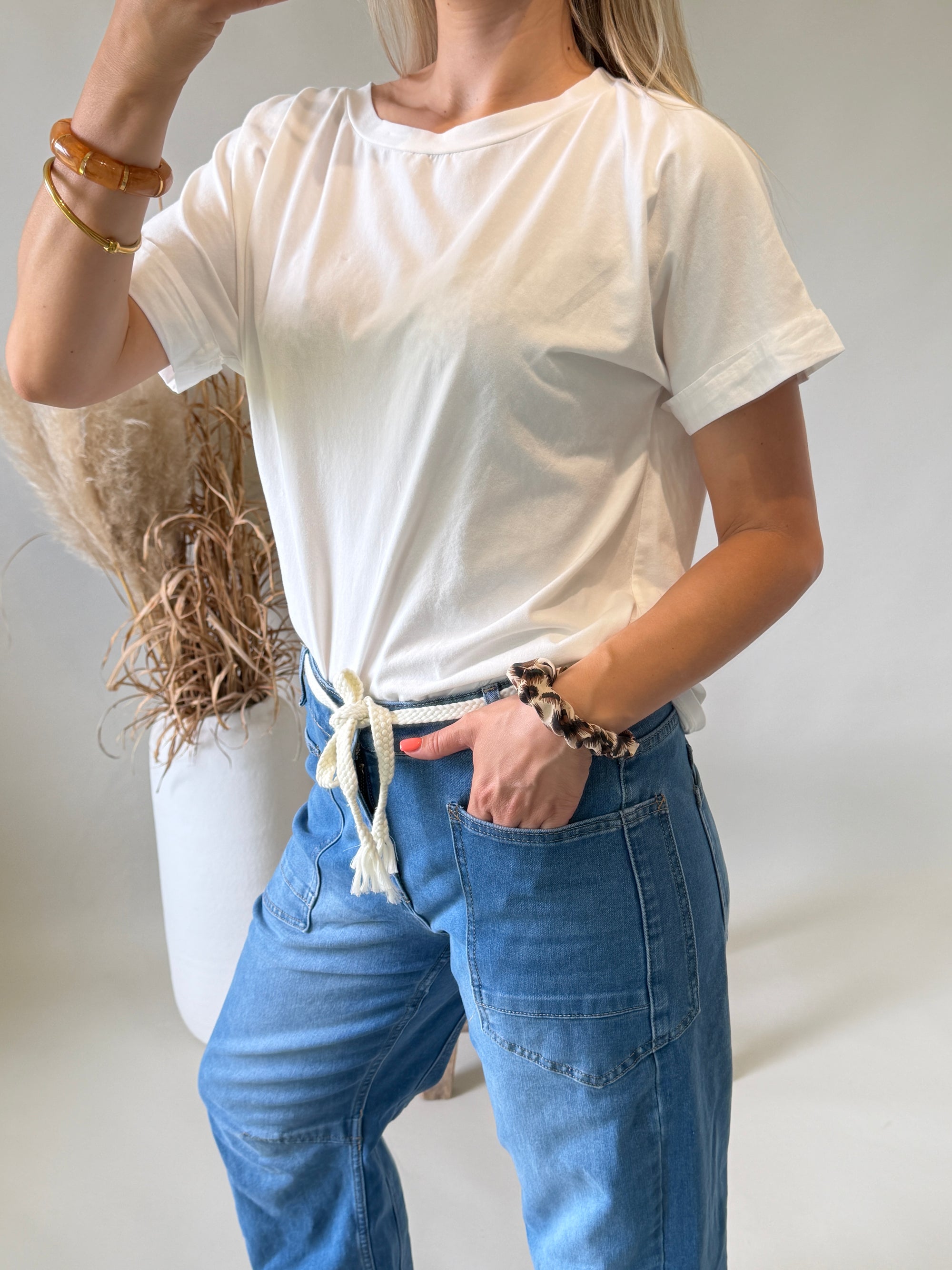 T - Shirt in Weiß mit Knöpfe hinten