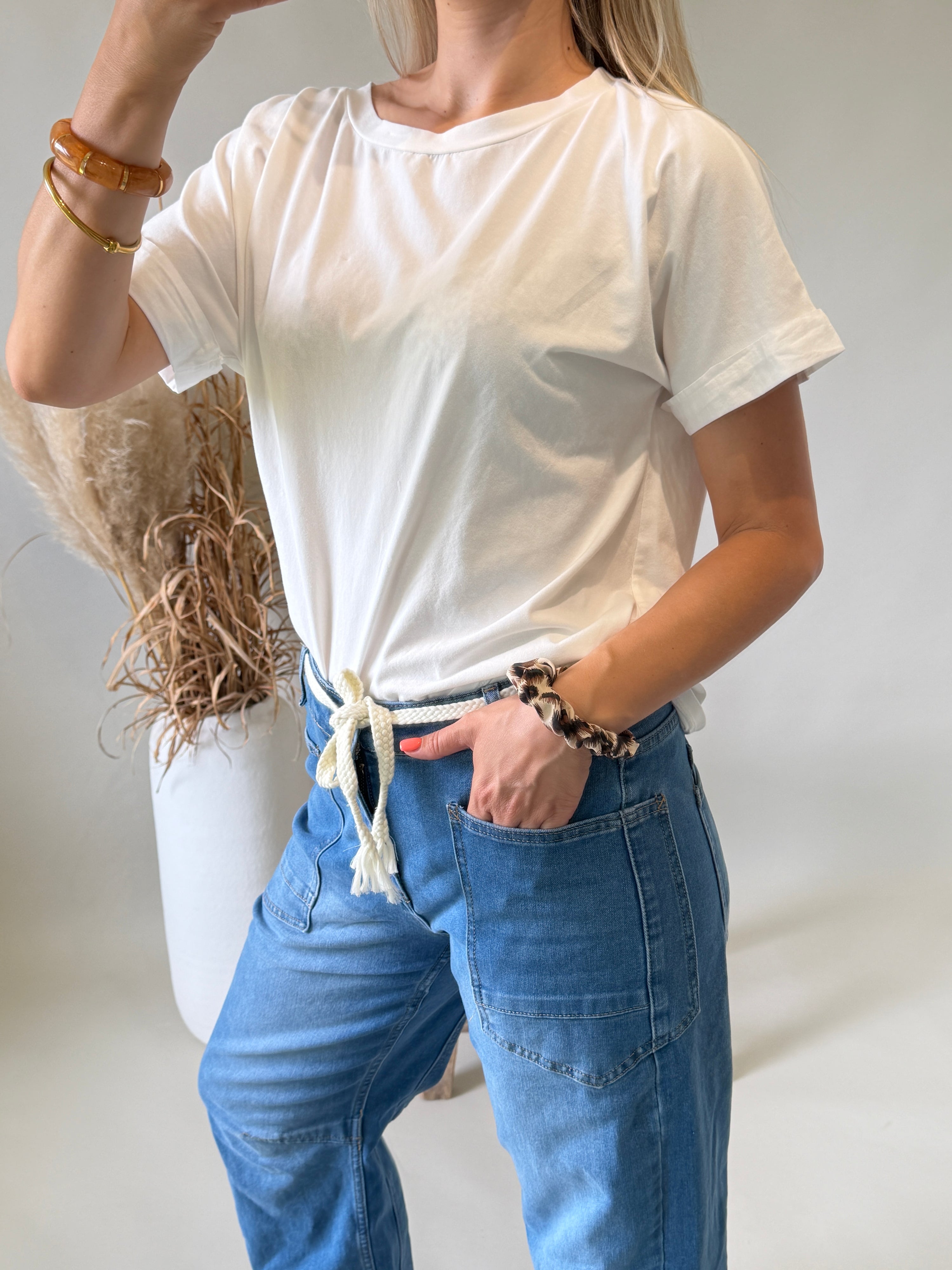 T - Shirt in Weiß mit Knöpfe hinten