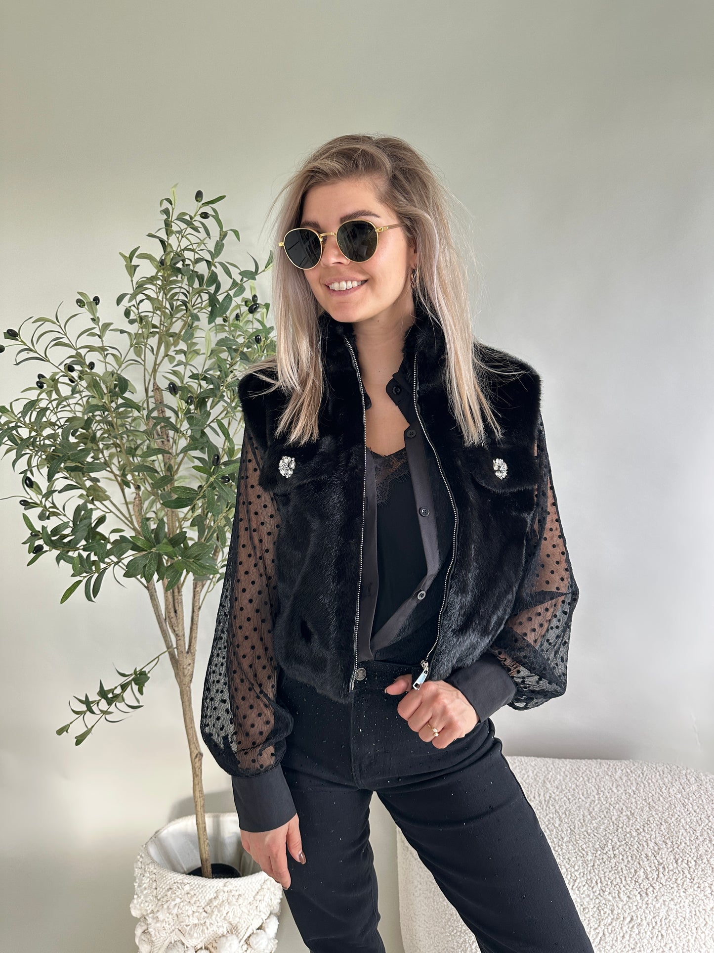 felljacke in schwarz mit glitzersteinen an den taschen vorne (ärmellos)