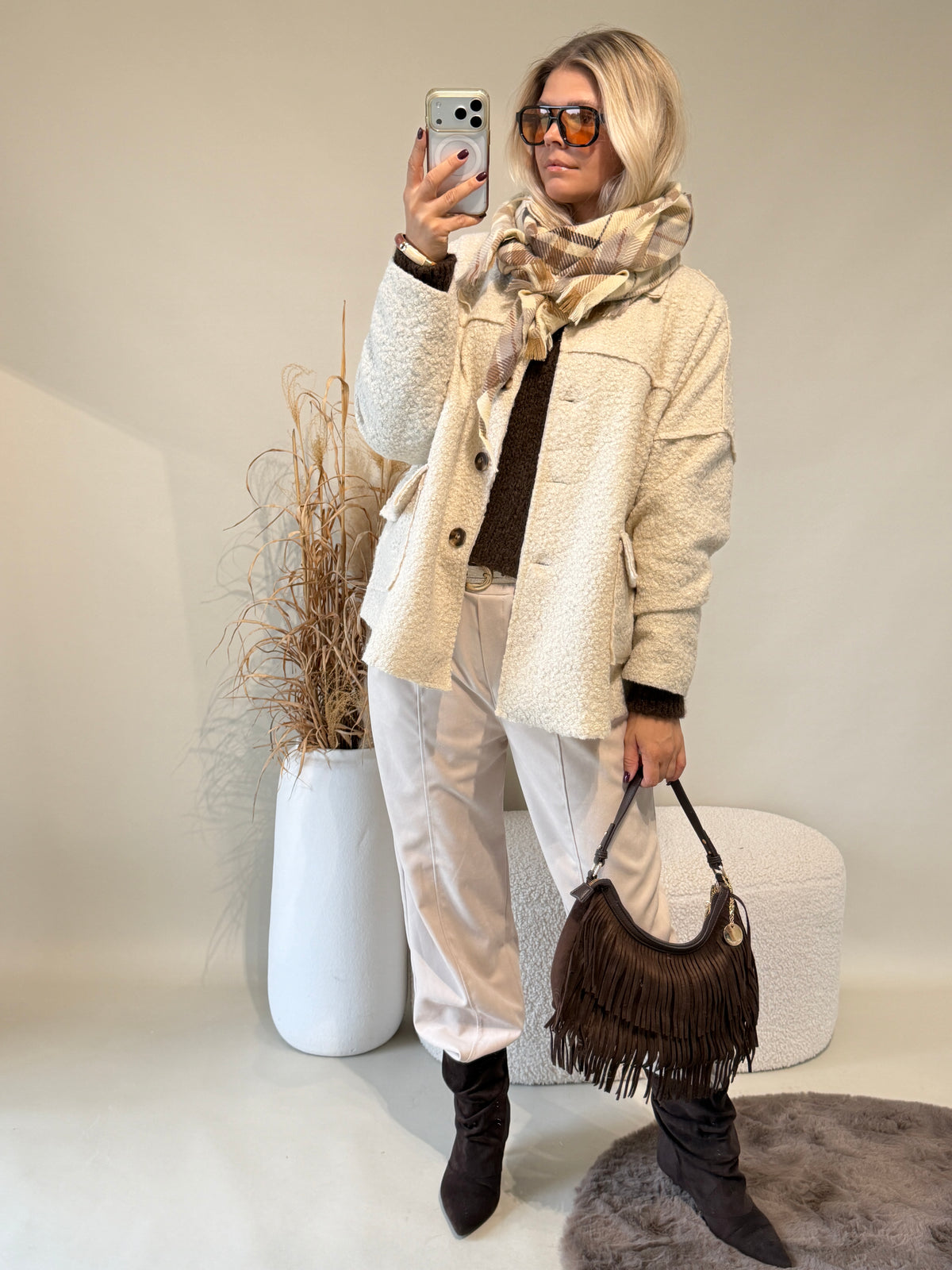 Jacke in Sand mit Kragen und großen Taschen